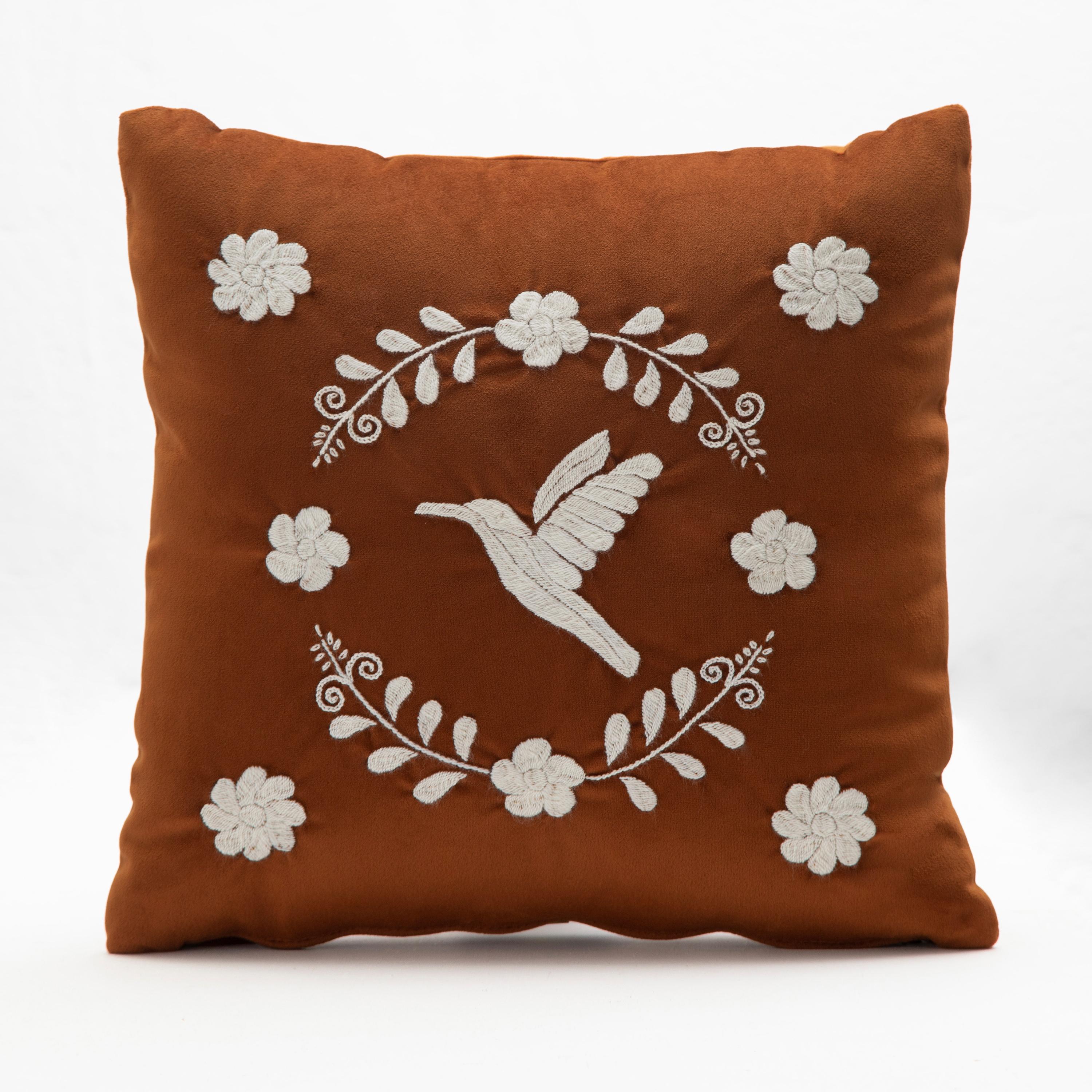 Moderno Cuscini decorativi ricamati a mano COLIBRÍ in velluto Terracota ANDEAN, Set di 2 in vendita