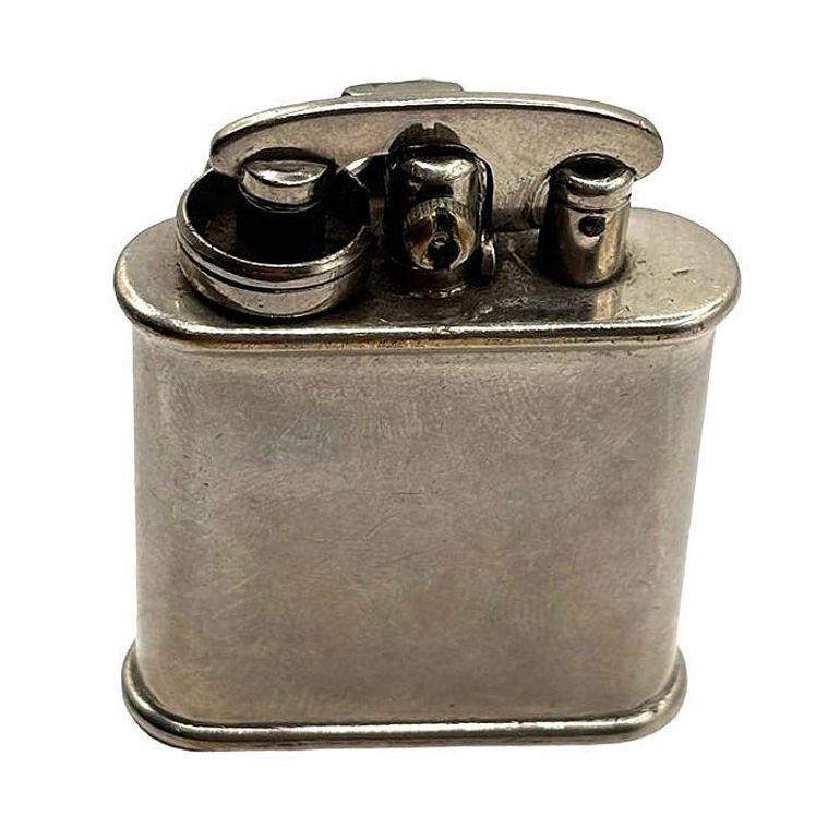 Colibri wurde 1928 von Julius Lowenthal gegründet, der im selben Jahr das erste funktionierende halbautomatische Feuerzeug der Welt, das Colibri 