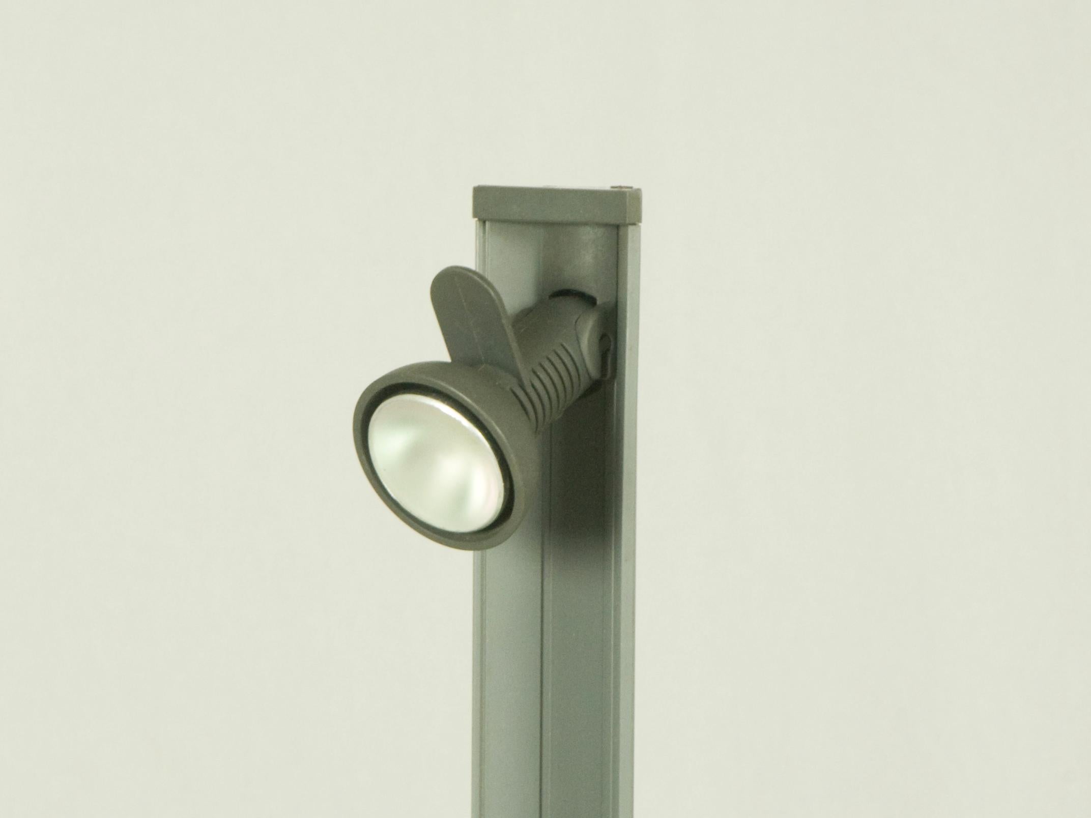 Cette lampe en plastique peut être allumée/éteinte en touchant simplement le couvercle triangulaire situé sur le dessus de la lampe. Il est en bon état : usure légère correspondant à l'usage.