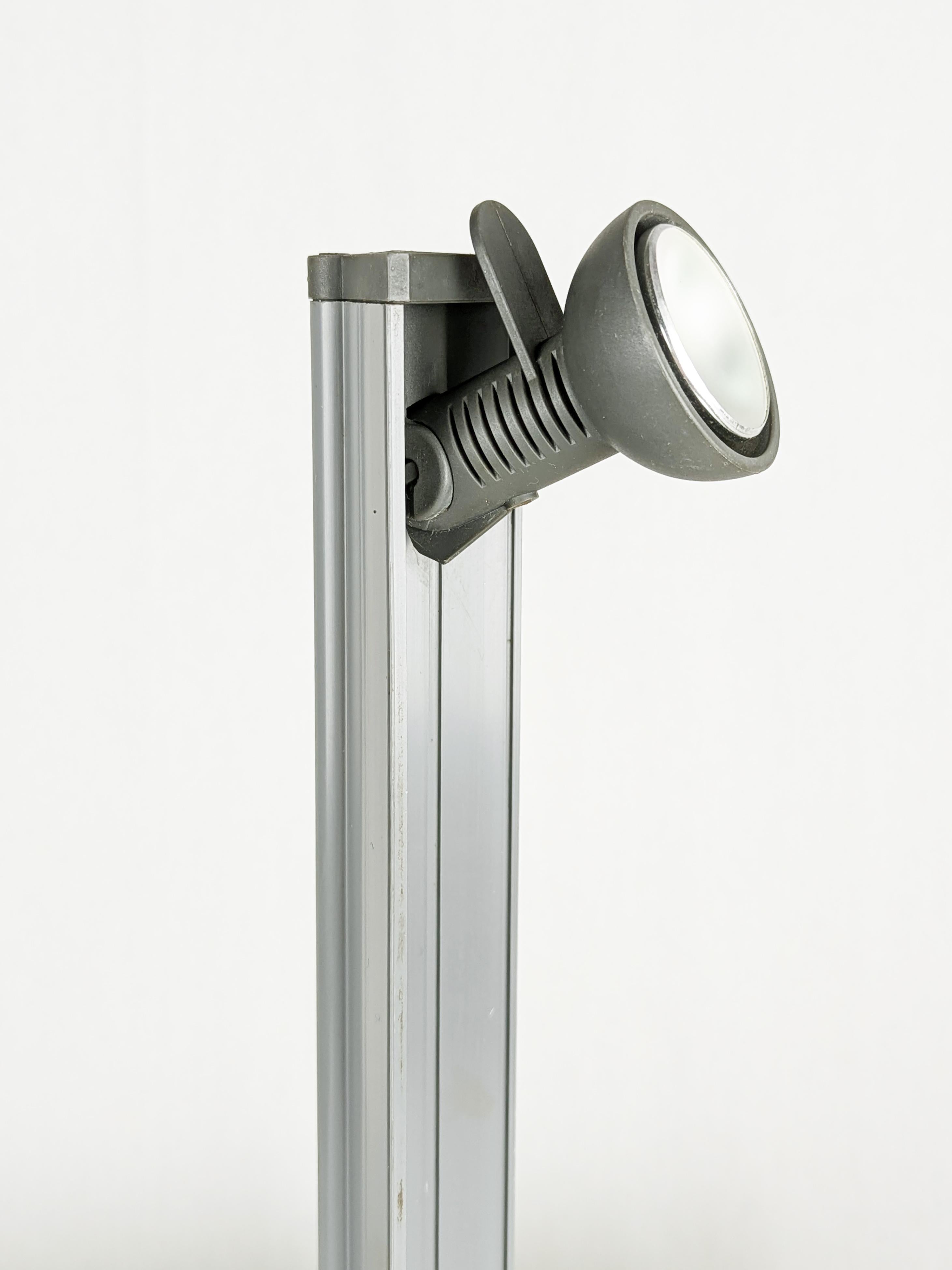 Cette lampe en plastique peut être allumée/éteinte en touchant simplement le couvercle triangulaire situé sur le dessus de la lampe. Il est en bon état : usure légère correspondant à l'usage.