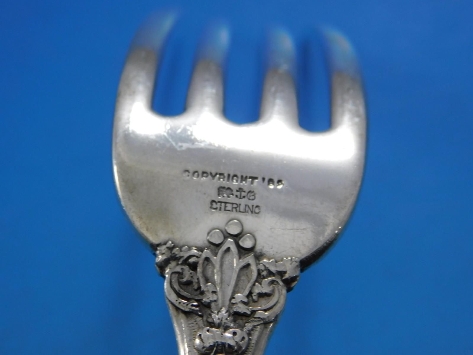Raro set di posate Coligni by Gorham in argento sterling, 48 pezzi. Questo modello è stato disegnato dal famoso artista Antoine Heller e introdotto da Gorham nel 1889. Questo set comprende:

12 coltelli per la cena con lame in acciaio inossidabile