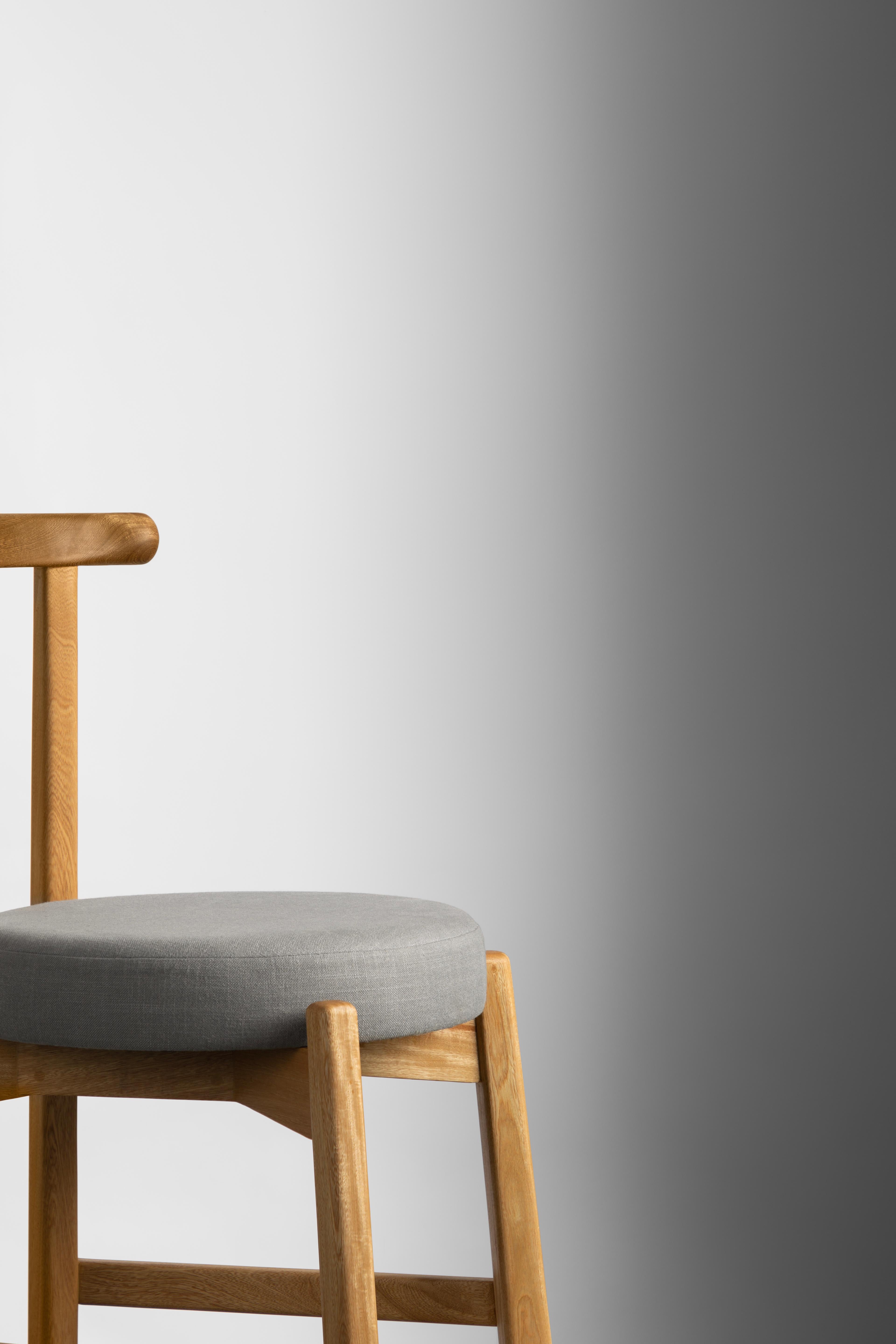 Moderne Chaise de salle à manger moderne personnalisable Colima, bois massif et tapisserie.  en vente