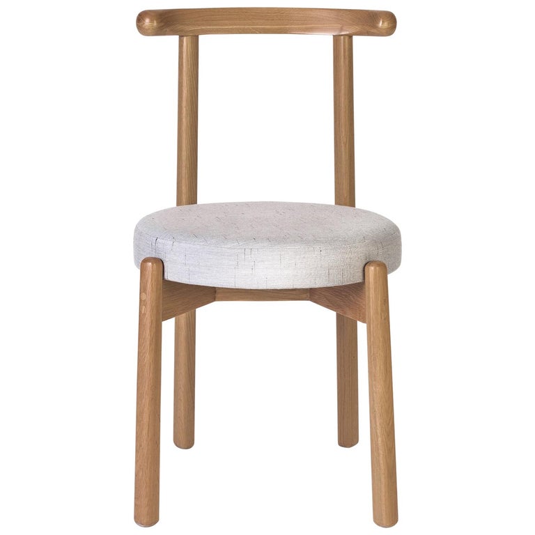 The simplicity of this design makes this chair a versatile piece that can fit several different types of dining tables and spaces. The structure is made out of solid oakwood. The cushion upholstery can be changed upon request according to catalogue
