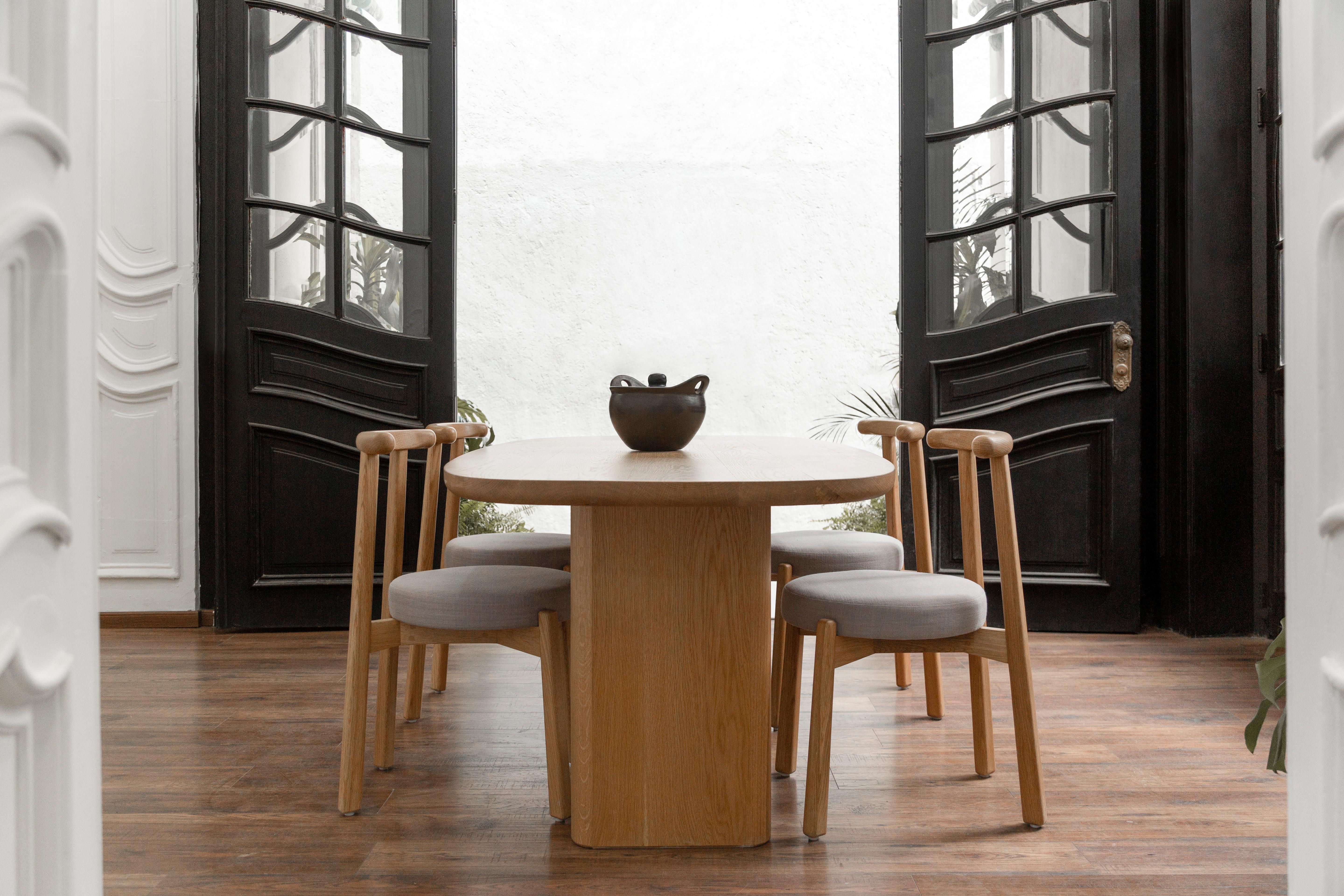 Bois de feuillus Chaise de salle à manger moderne personnalisable Colima, bois massif et tapisserie.  en vente