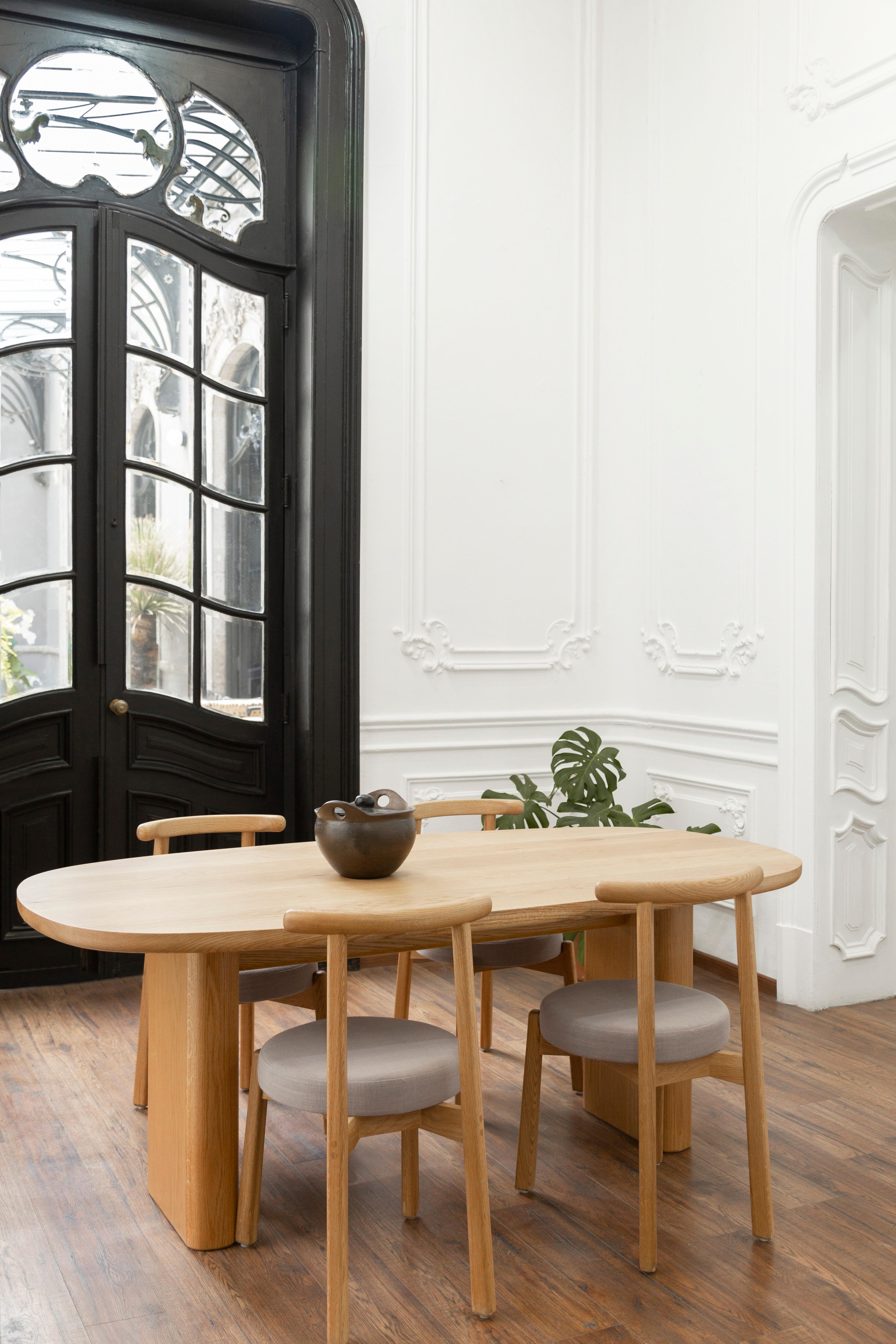 Chaise de salle à manger moderne personnalisable Colima, bois massif et tapisserie.  en vente 1