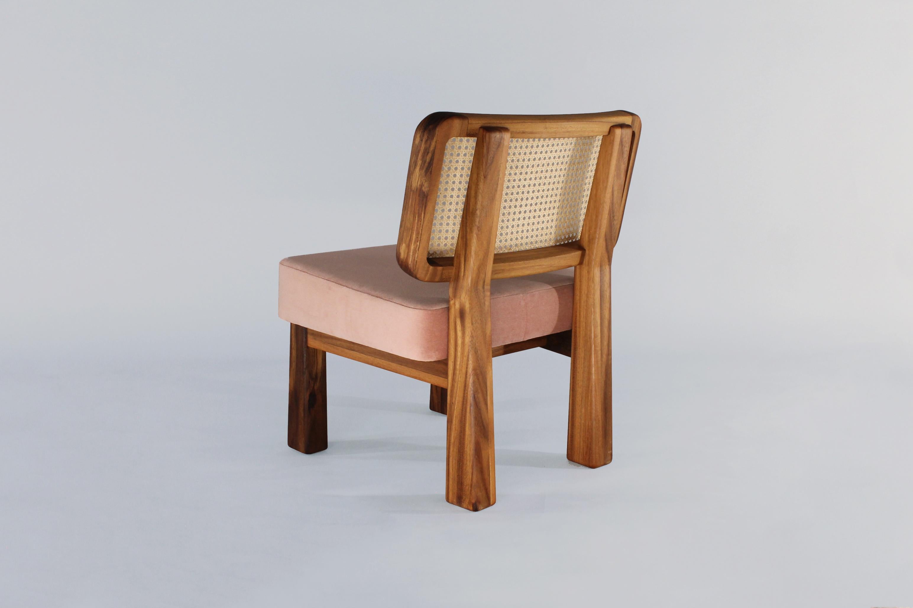 Moderne Chaise longue personnalisable Colima, bois massif, dossier et tissu d'ameublement en osier (set 2) en vente