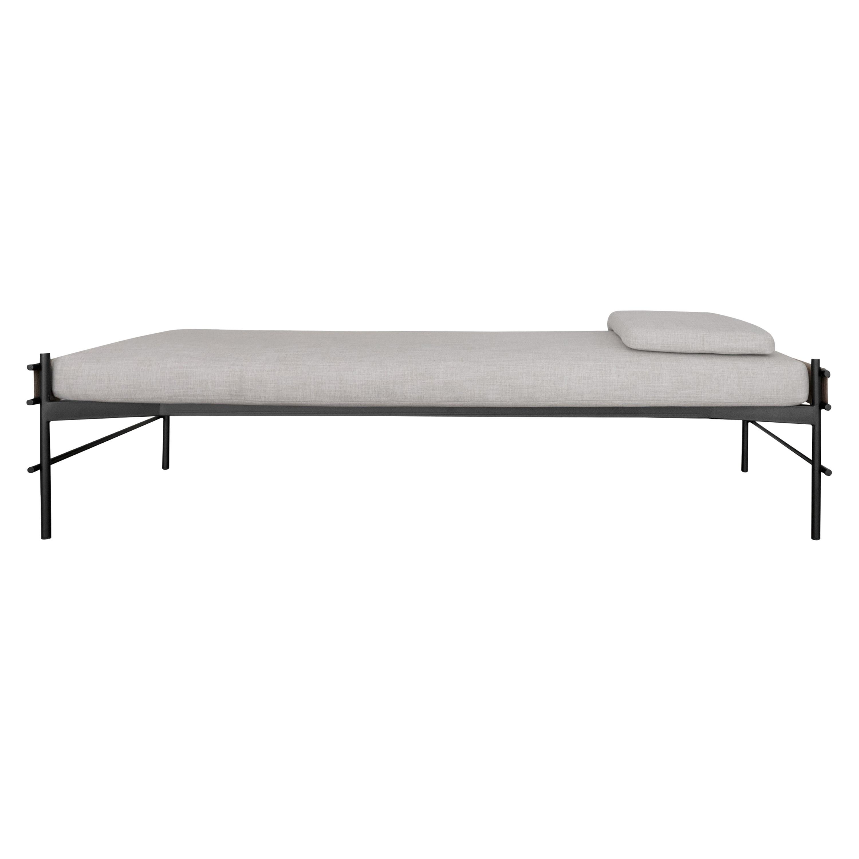 Chaise longue en acier et tissu d'ameublement Colima en vente