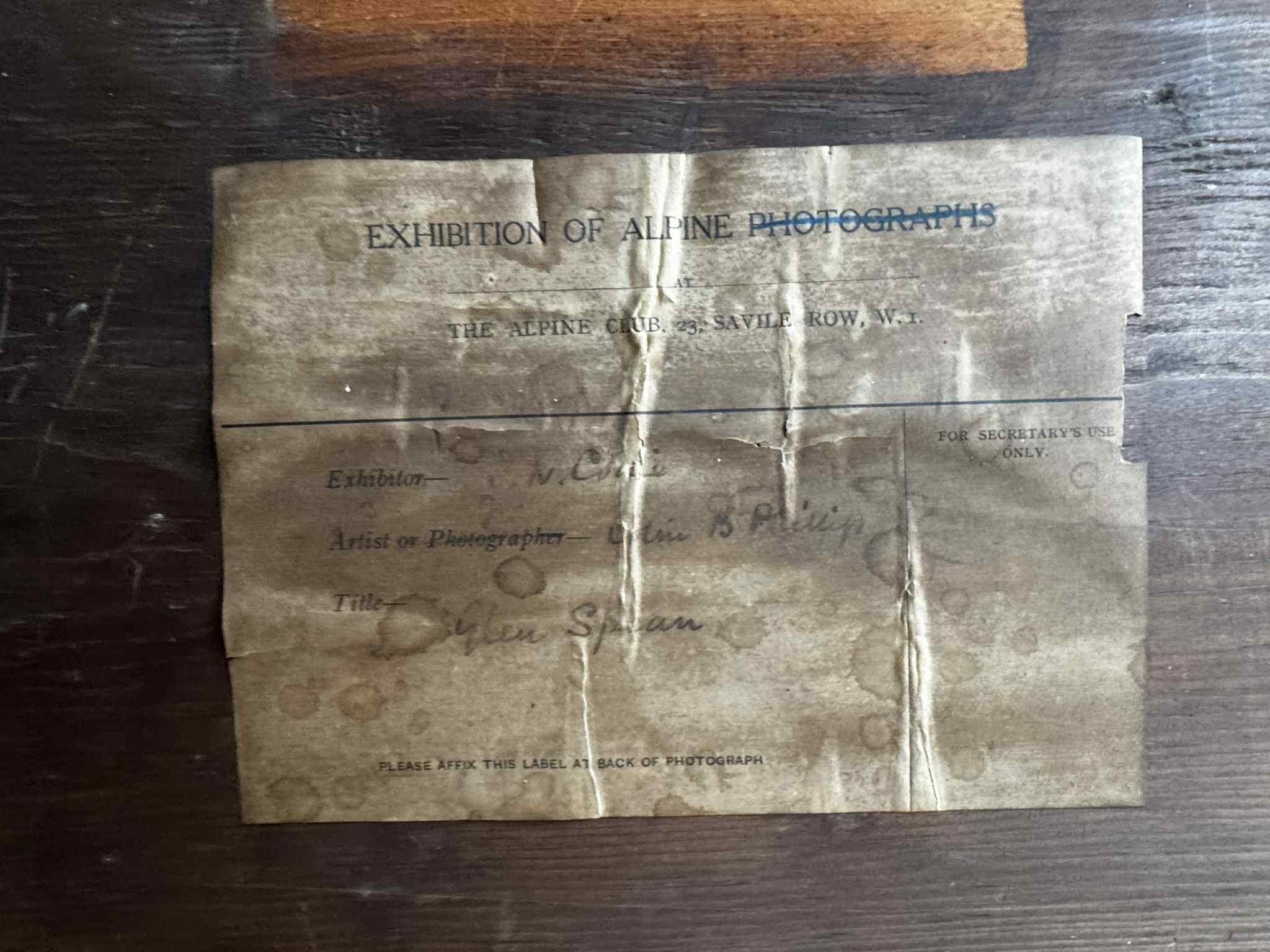 Un rayon de soleil après une tempête de neige printanière en vente 2