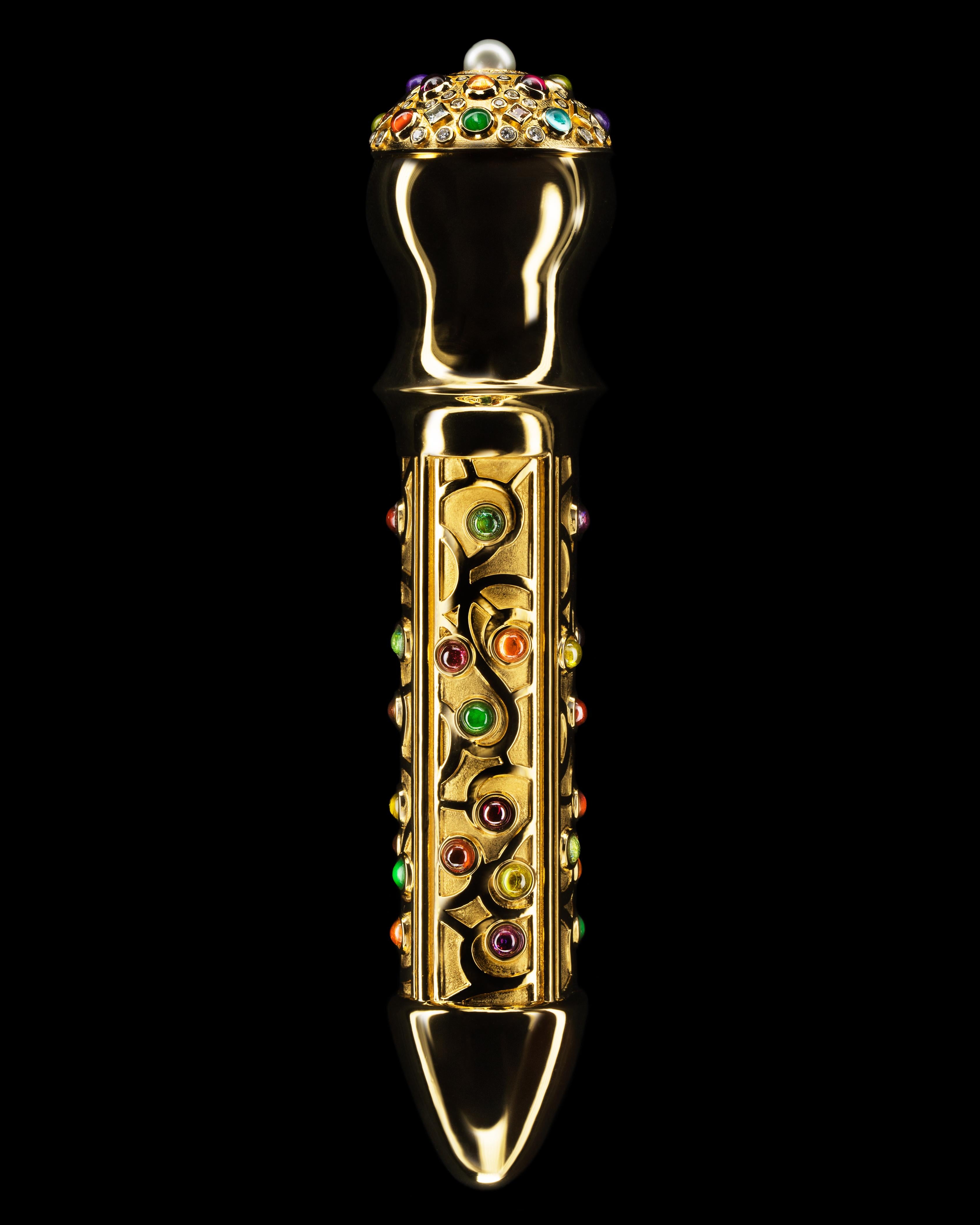 Scultura "Casanova" in oro 24K e diamanti 8,5 x 2 in Ed. di 10 di Colin Burn

Medium: Oro 24 carati, gemme preziose taglio Cabachon, diamanti e perle 
Edizione di 10

NOTA: il tempo di preparazione può richiedere fino a 8 settimane.

Scultura