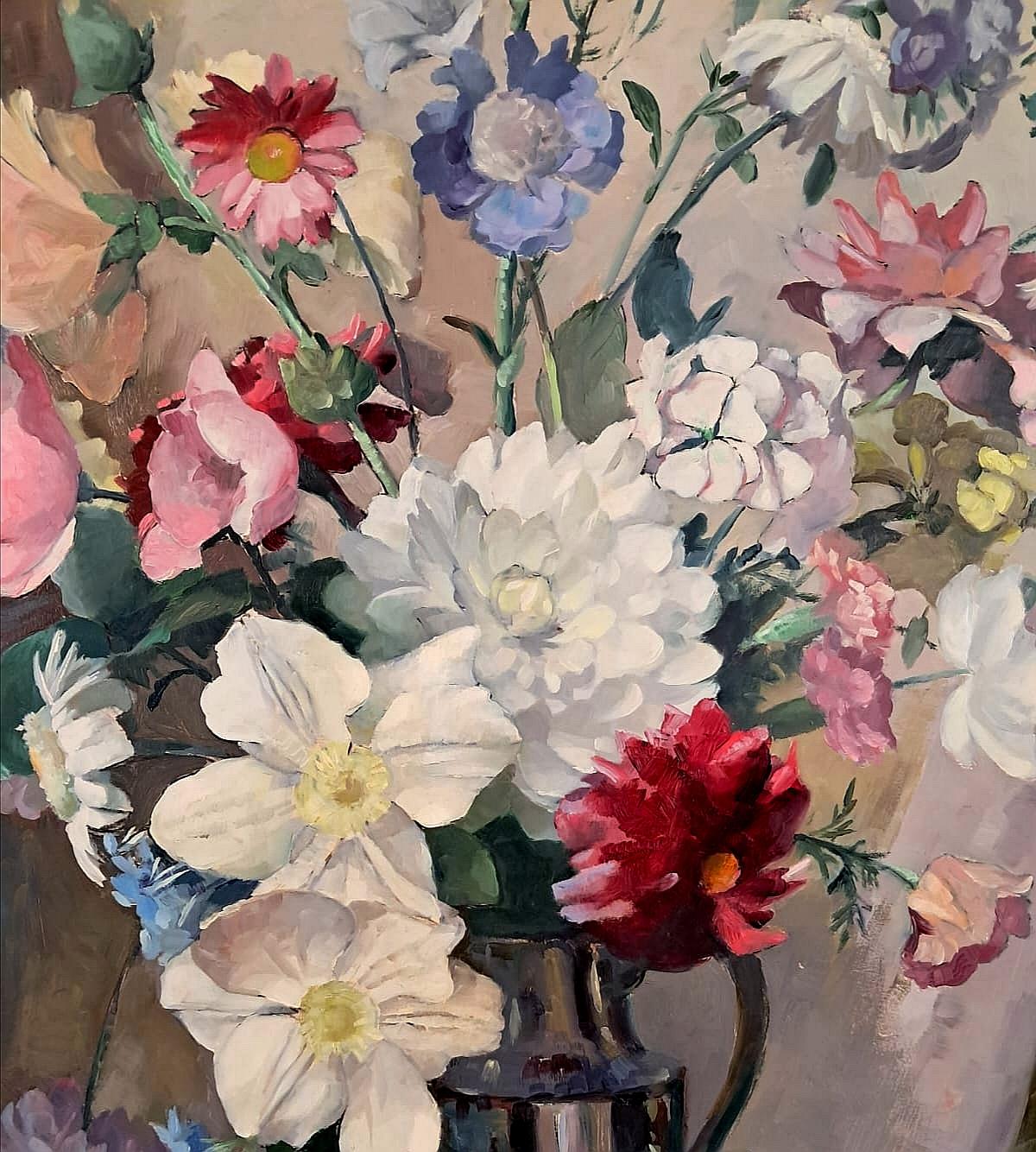 Une belle grande huile sur panneau du milieu du 20e siècle représentant des fleurs d'été dans un vase par l'artiste écossais Colin Cairns Clinton Campbell.

L'œuvre est très bien peinte à une échelle généreuse, signée en bas à droite et présentée