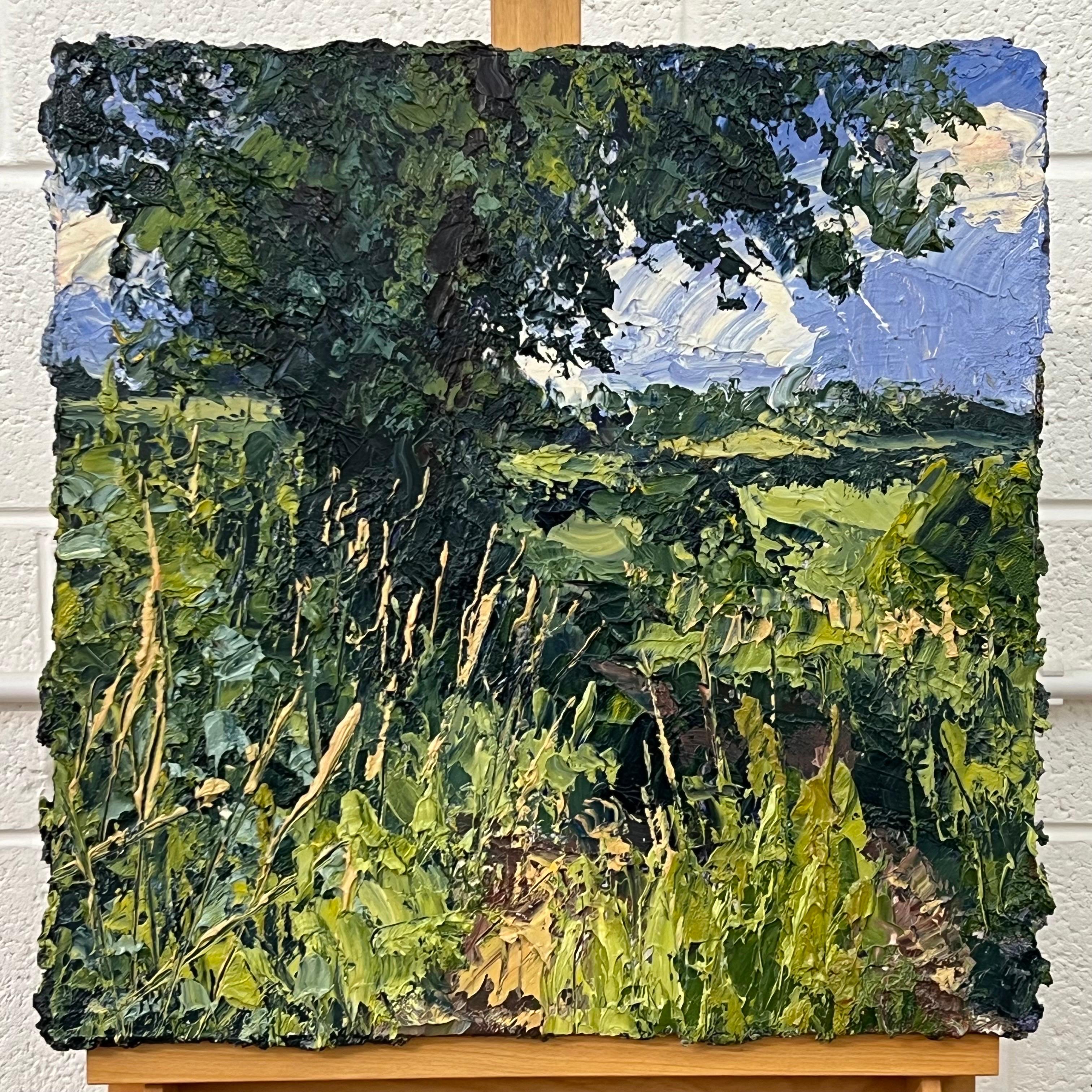 Englisches Sommer-Impasto-Ölgemälde des britischen Landschaftsmalers Colin Halliday. Dieses impressionistische und ausdrucksstarke Gemälde zeigt einen schönen Frühlingstag in England, mit wilden Blumen und langem Gras im Vordergrund. Gemalt en plein