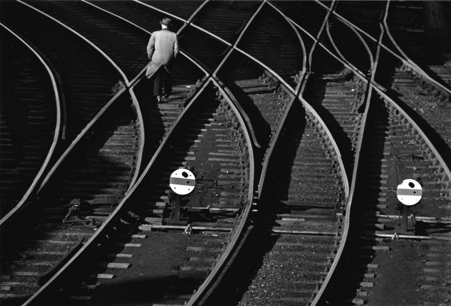 Black and White Photograph Colin Jones - Railway Lines, Gateshead, Newcastle Upon Tyne, Angleterre du Nord-Est 1963