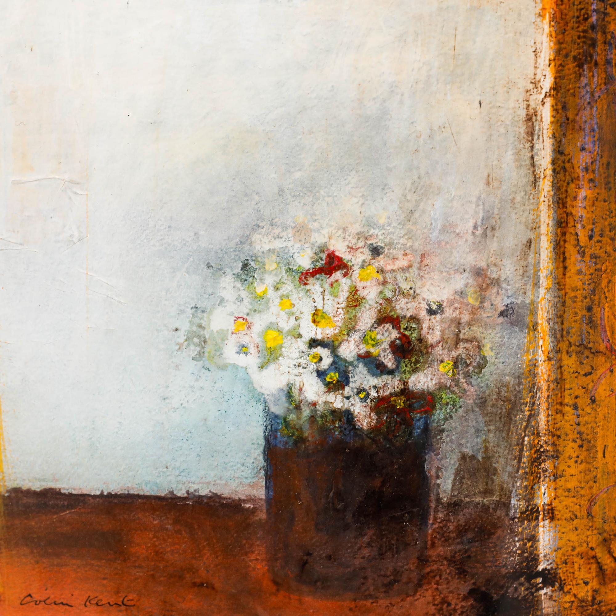 Colin Kent RI (n.1934) - Técnica mixta enmarcada, Flores en el alféizar de una ventana en venta 3