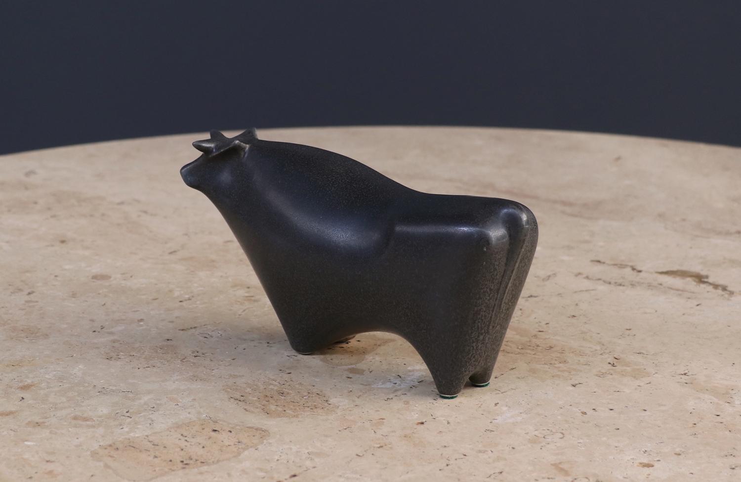 Anglais Sculpture de vache émaillée en céramique de Colin Melbourne pour Beswick en vente
