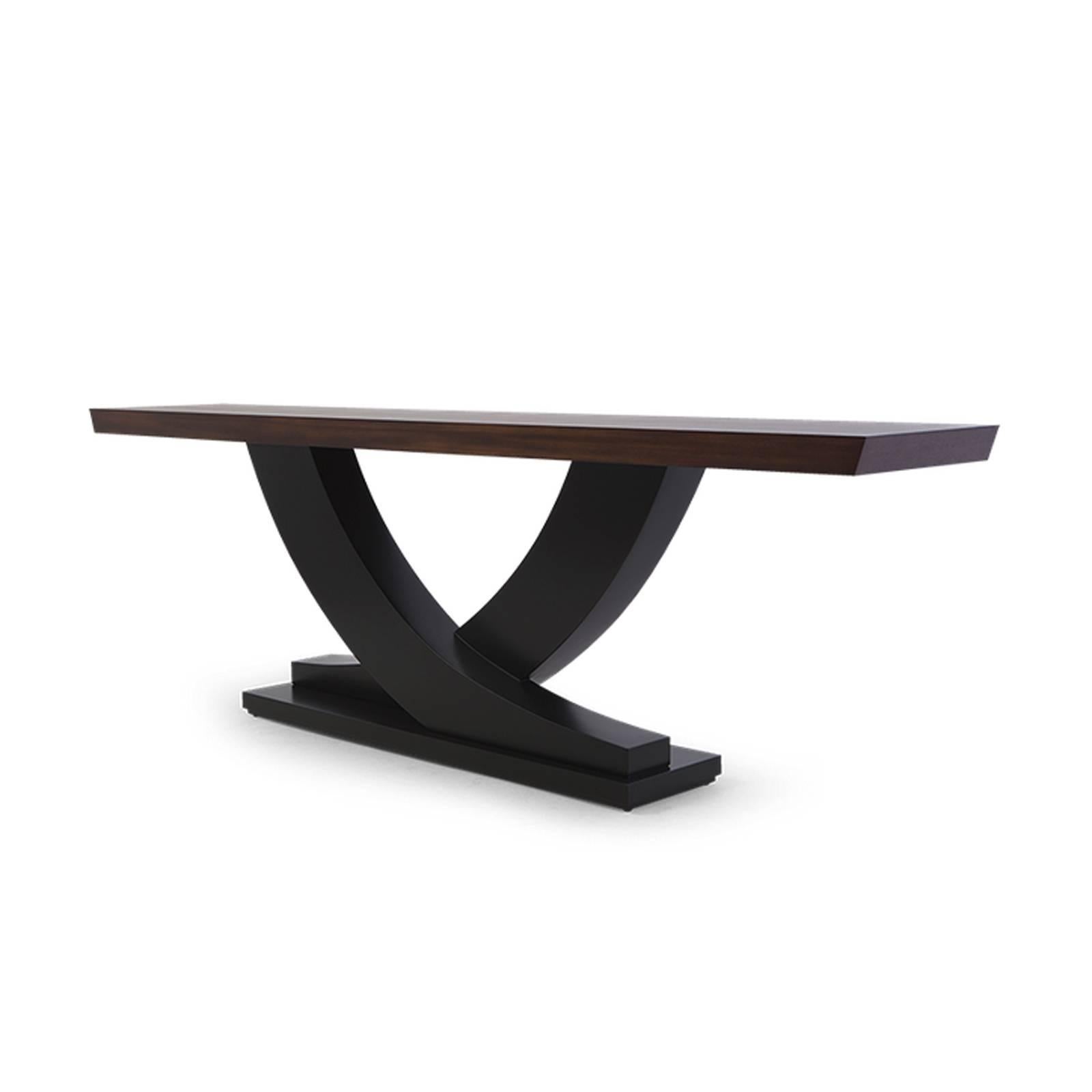 Table console Colisa en bois d'acajou massif sculpté à la main
base en finition noire satinée. Avec plateau en acajou veiné.
Mesure : L 260 x P 45 x H 80 cm, prix : 11900,00€
Disponible également en L 200 x P 45 x H 80 cm, prix : 9900,00€.