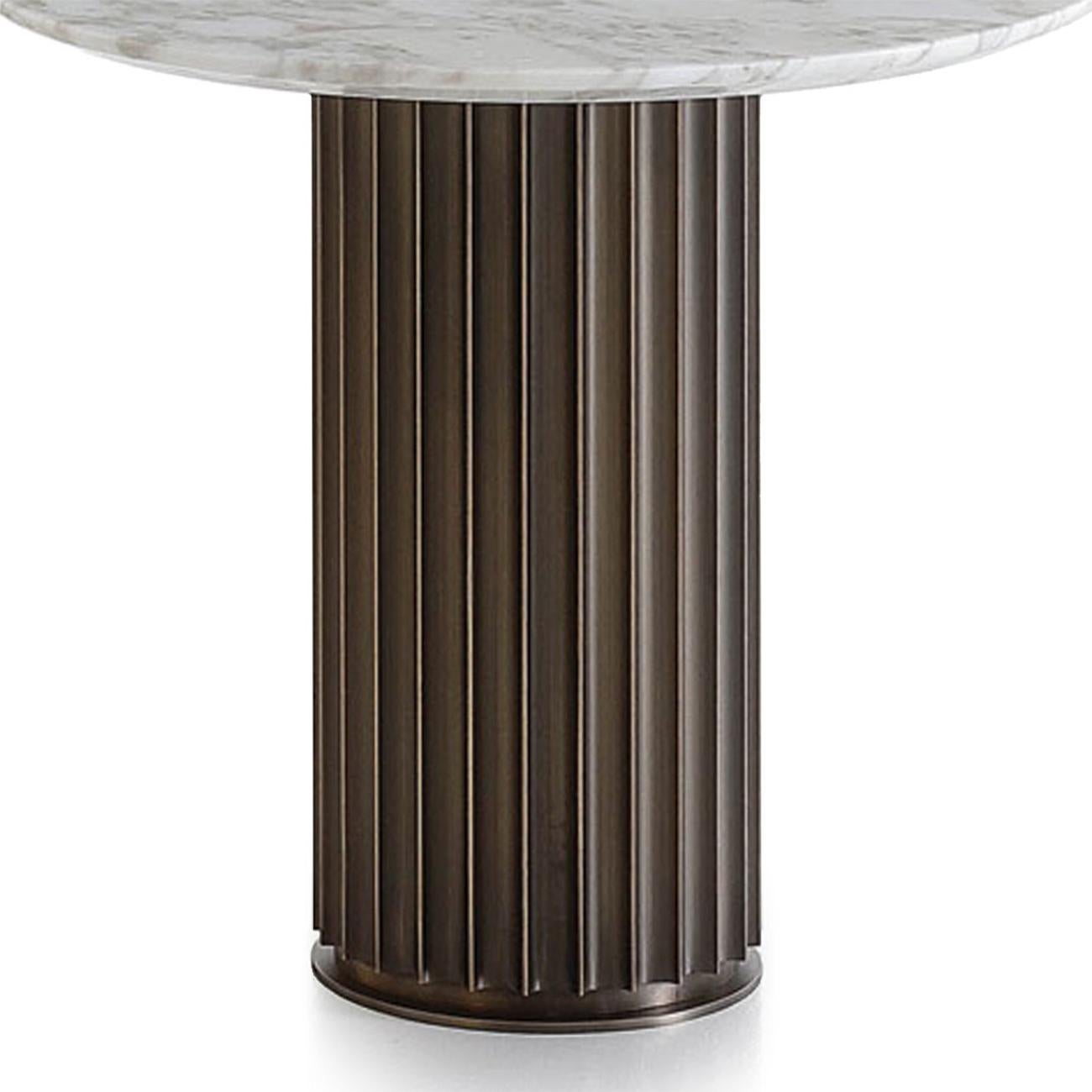Table d'appoint colisée bronze marbre calacatta
diamètre 50cm x hauteur 48cm, prix : 4150,00€. 
Egalement disponible en diamètre 60cm x hauteur 48cm, prix : 4350,00€.
Également disponible avec une base en bronze massif et un plateau rond en