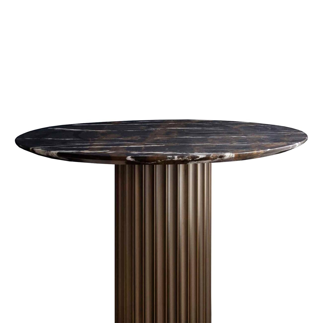 Table d'appoint colisée bronze avec bronze massif
et avec un plateau rond en marbre emperador.
Mesures : Diamètre 60cm x hauteur 58cm, prix : 3650,00€.
Egalement disponible en diamètre 50cm x hauteur 58cm, prix : 3500,00€.
Également disponible avec