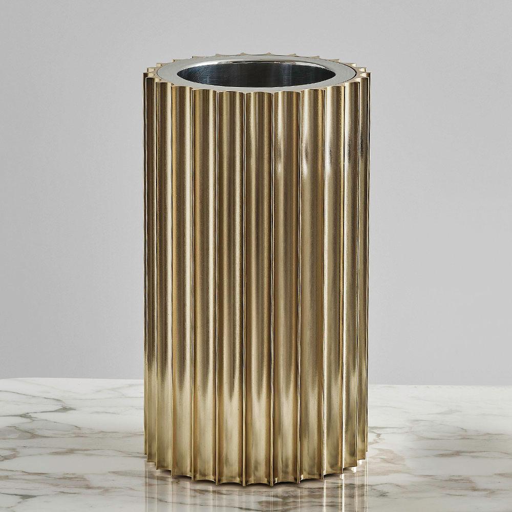 Vaso Colisee High con struttura in acciaio inossidabile con finitura placcata oro lucido.
Disponibile anche con finitura cromata o annerita, su richiesta.