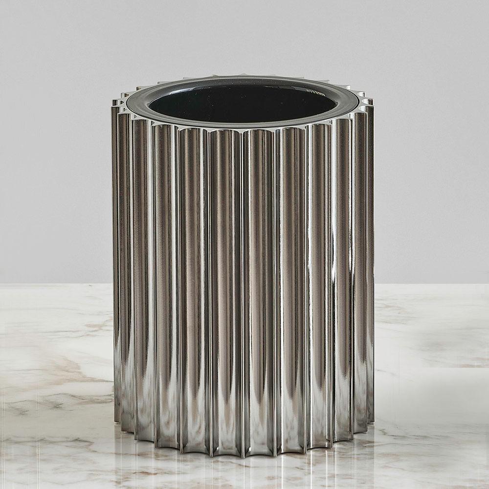 Vase Colisee Medium avec structure en acier inoxydable en finition chromée.
Également disponible en finition plaquée or ou en finition chromée noircie, sur demande.