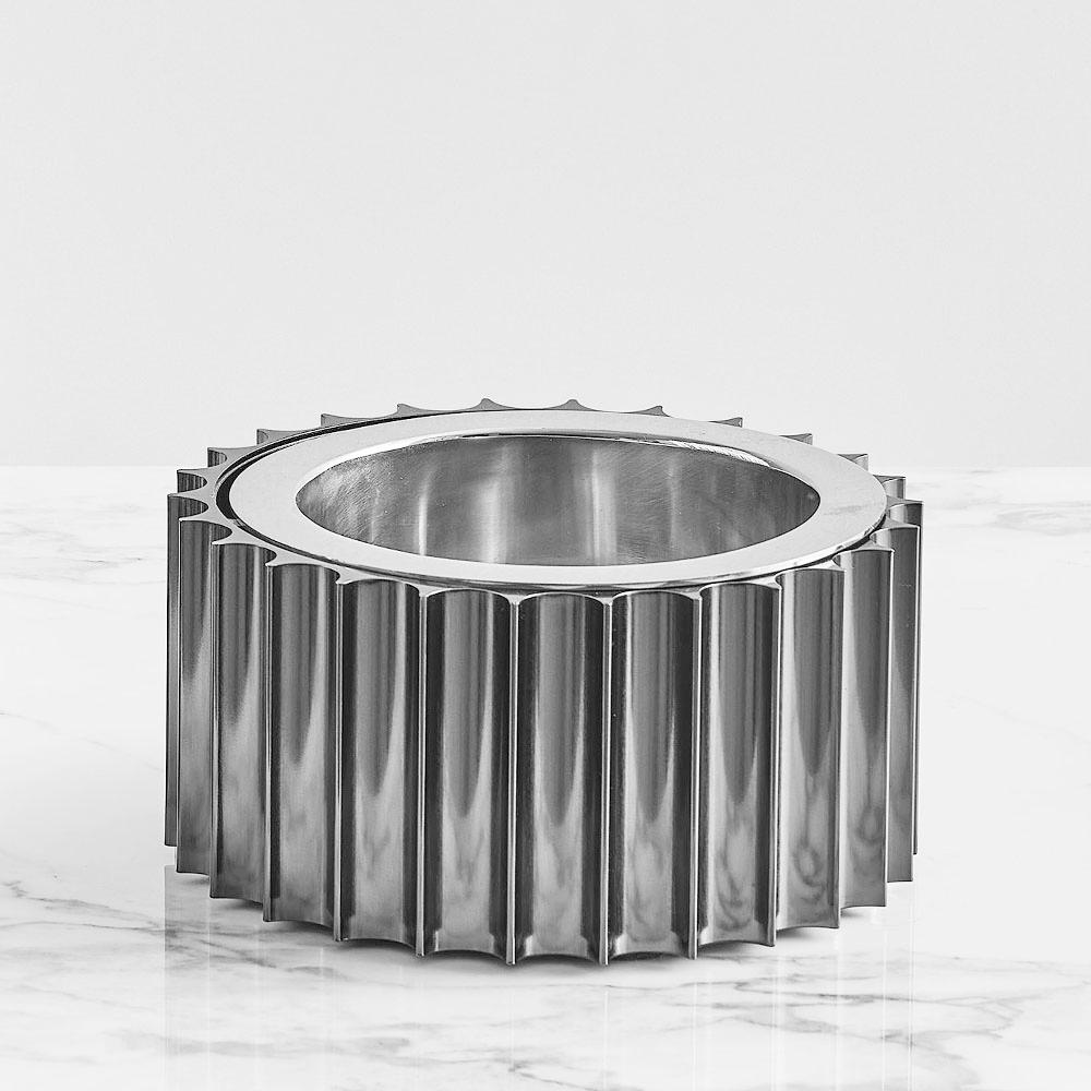 Ashtray Colisee Small with stainless steel structure in chrome finish.
Also available in gold plated finish or in blackened chrome finish, on request.