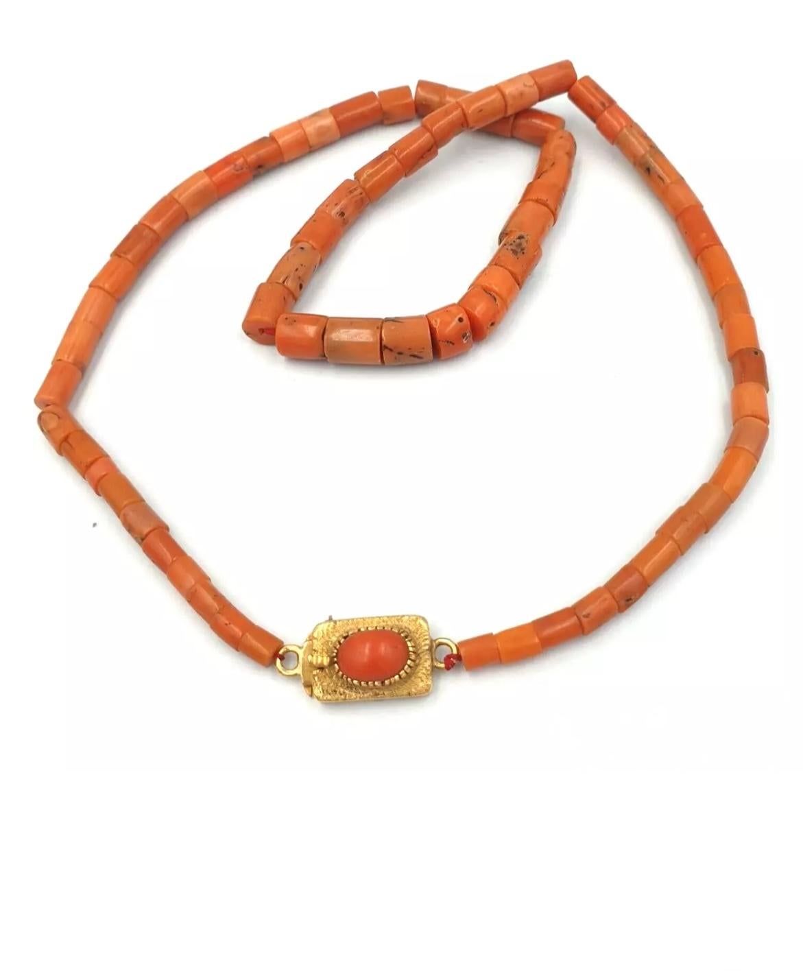 Collana corta di corallo cerasuolo mediterraneo taglio tronchetto, vintage italiano risalente ai primi anni del novecento. 
Chiusura in oro massiccio 18 carati con spola di corallo.

Lunghezza totale 47 centimetri. Larghezza 0,7 centimetri. Peso