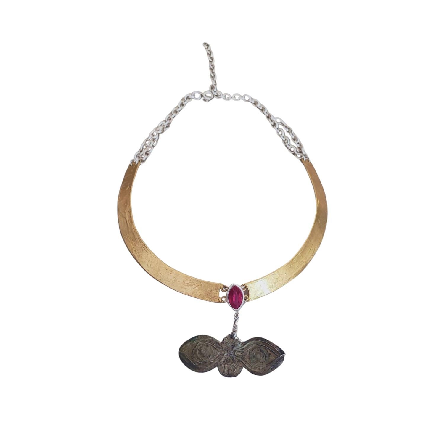 Collana girocollo artigianale semi rigida con incastonato un bellissimo berillo rosso taglio 