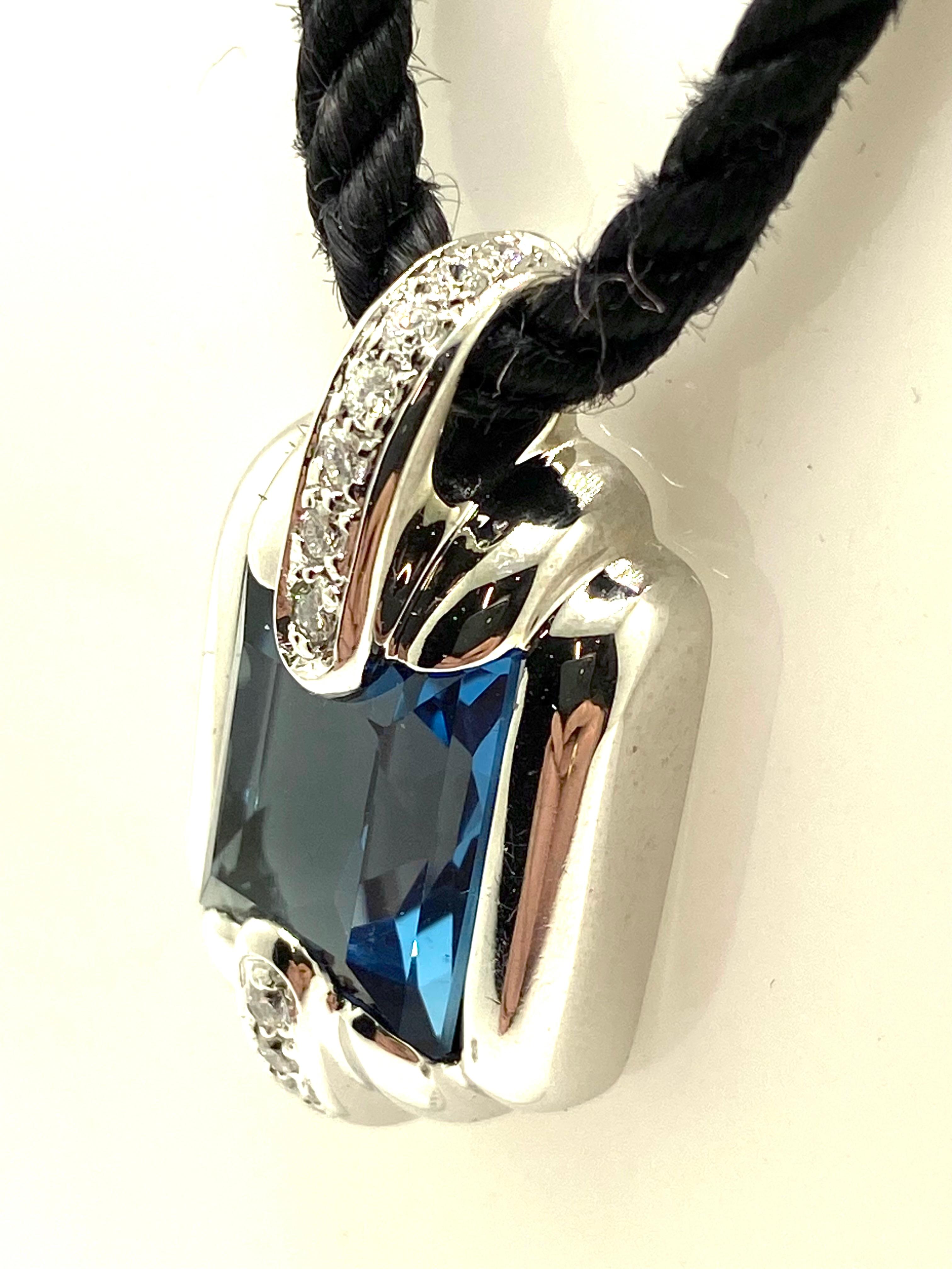 Collana  Audemars  PiQUE con Diamanti e Topazio Blu in Oro Bianco 18k in vendita 6