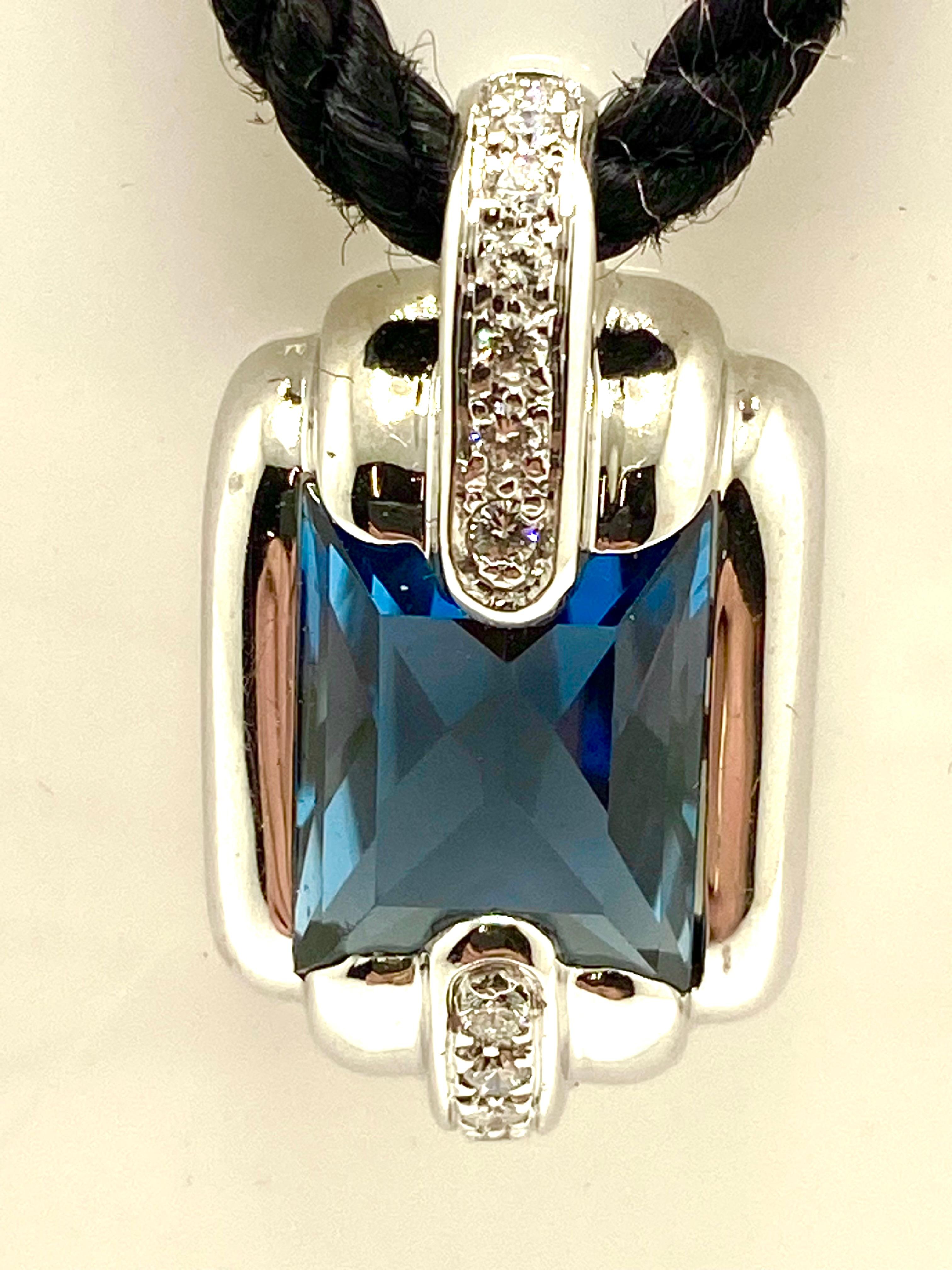 Collana  Audemars  PiQUE con Diamanti e Topazio Blu in Oro Bianco 18k in vendita 7