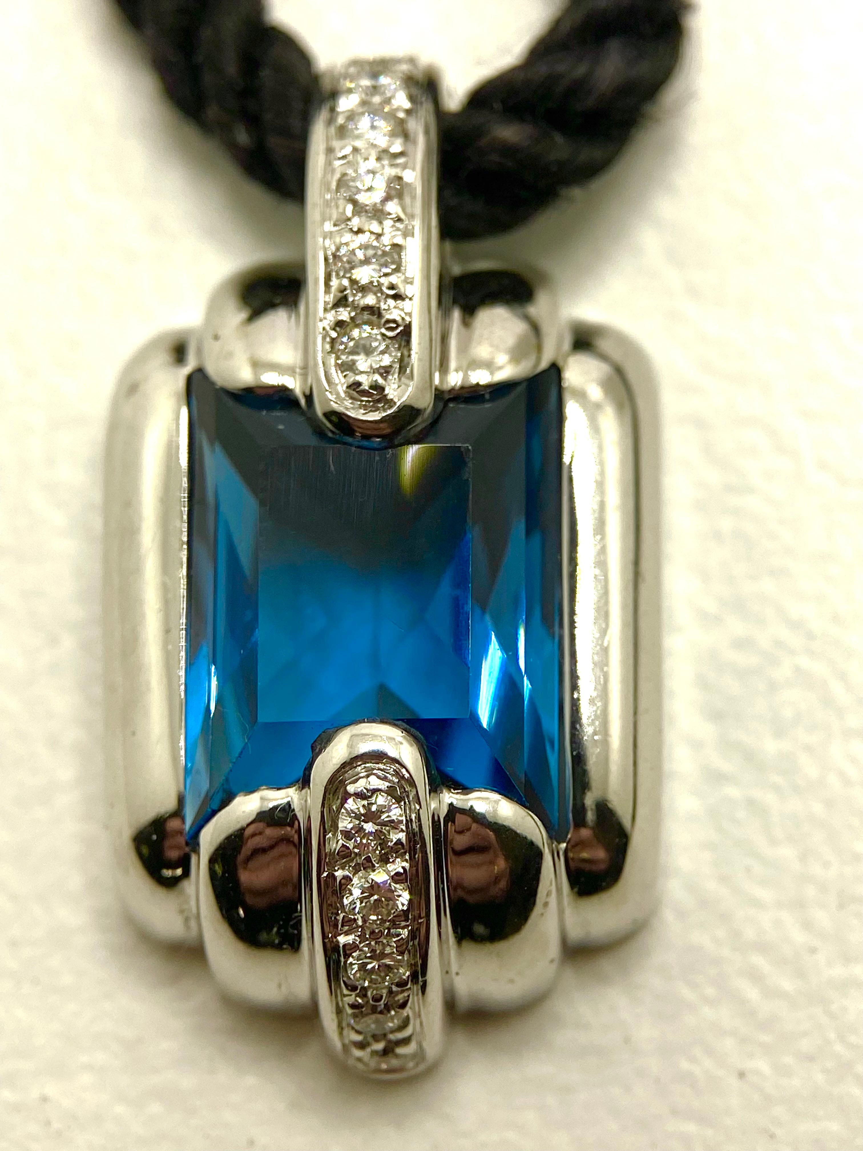 Taglio brillante Collana  Audemars  PiQUE con Diamanti e Topazio Blu in Oro Bianco 18k in vendita