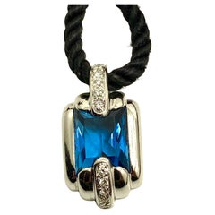 Collier  Audemars  PiQUE avec diamants et topaze bleue en or blanc 18k