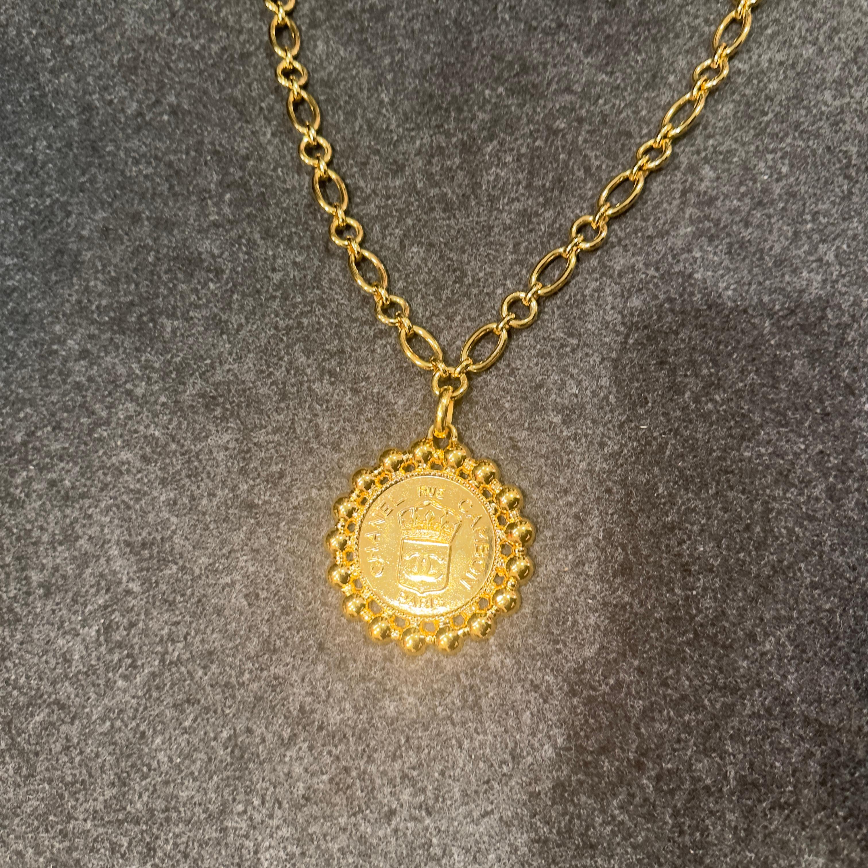 Necklace  golden Chanel with chain and pendant 
Rue de Cambon
Vintage collectible item in excellent condition 
41 long
Mesh width 1
7x7 medal