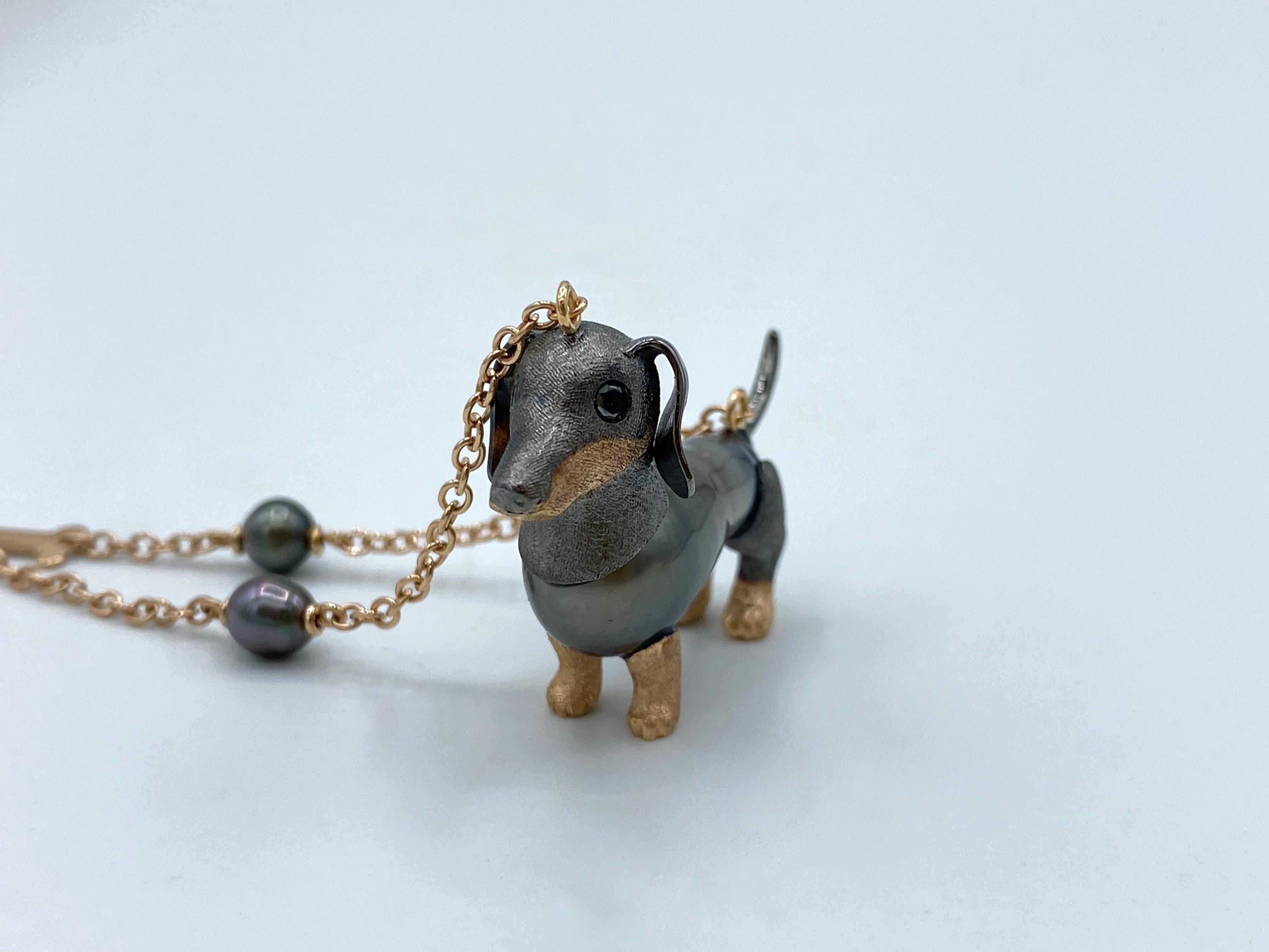 Créature vivante la plus proche de l'homme, compagnon inséparable et fidèle, ce collier est dédié à ce lien spécial et unique qui se crée entre un chien et son maître.

Le pendentif central est constitué d'une perle de keshi de Tahiti allongée
