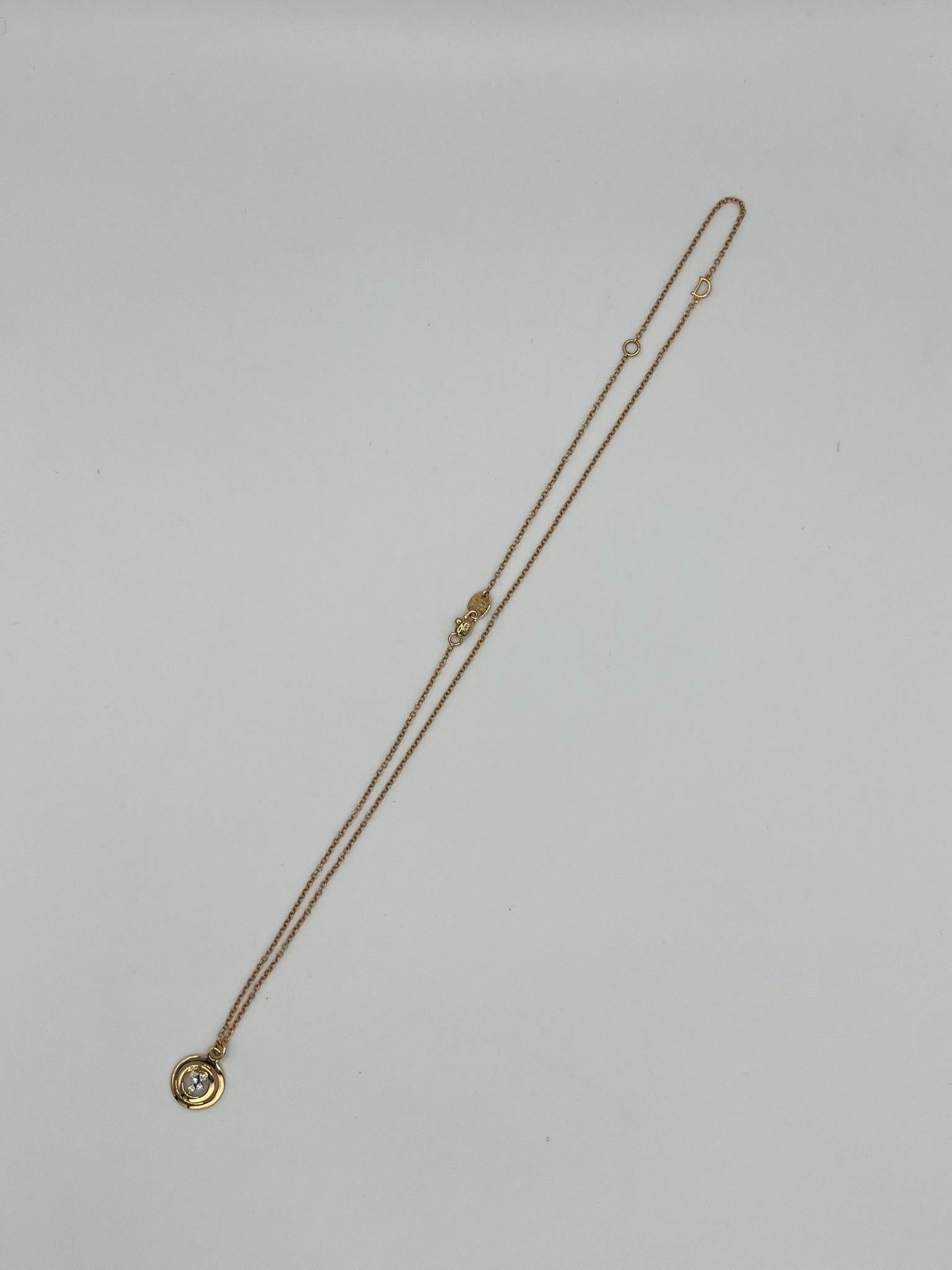 Raffinata collana Damiani della collezione dedicata all'attrice italiana Sophia Loren, realizzata in oro rosa 18 kt. con pendente a cerchio che racchiude 5 diamanti bianchi naturali tagliati a brillante.  La collana è ricca di dettagli come la