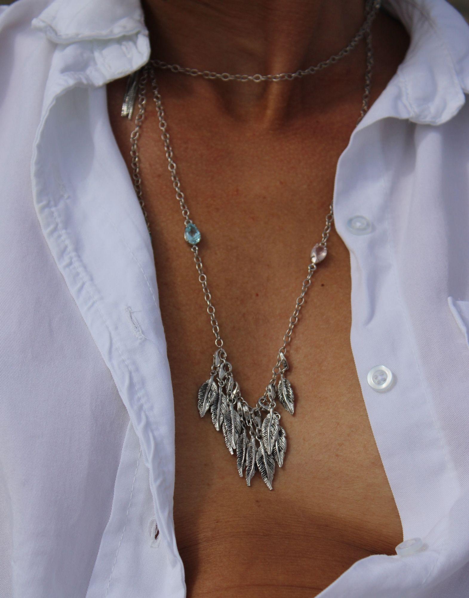 La collana lunga con charms piume rimovibili è perfetta da indossare in ogni occasione. Le piume riprendono l’arte plumaria degli Indios del Brasile utilizzate in passato per esprimere una quantità di messaggi inimmaginabile.

La collana con charms