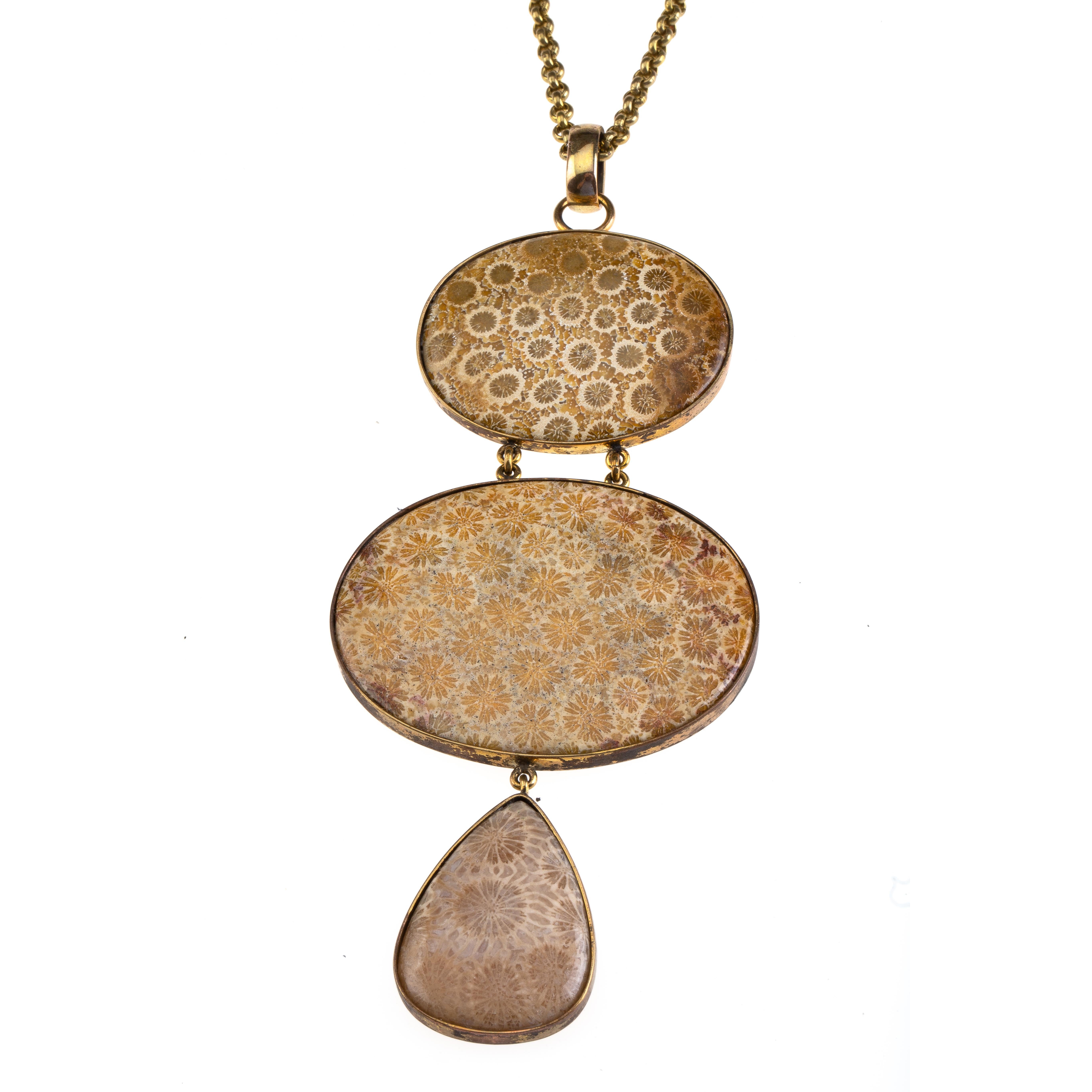 collana con ciondolo in bronzo e madrepore di corallo.
è lunga al massimo 80 cm ma è regolabile secondo i gusti, le madrepore di corallo  son state tagliate tutte a mano mettendo in evidenza il loro disegno naturale che assomiglia a dei fiori.
la
