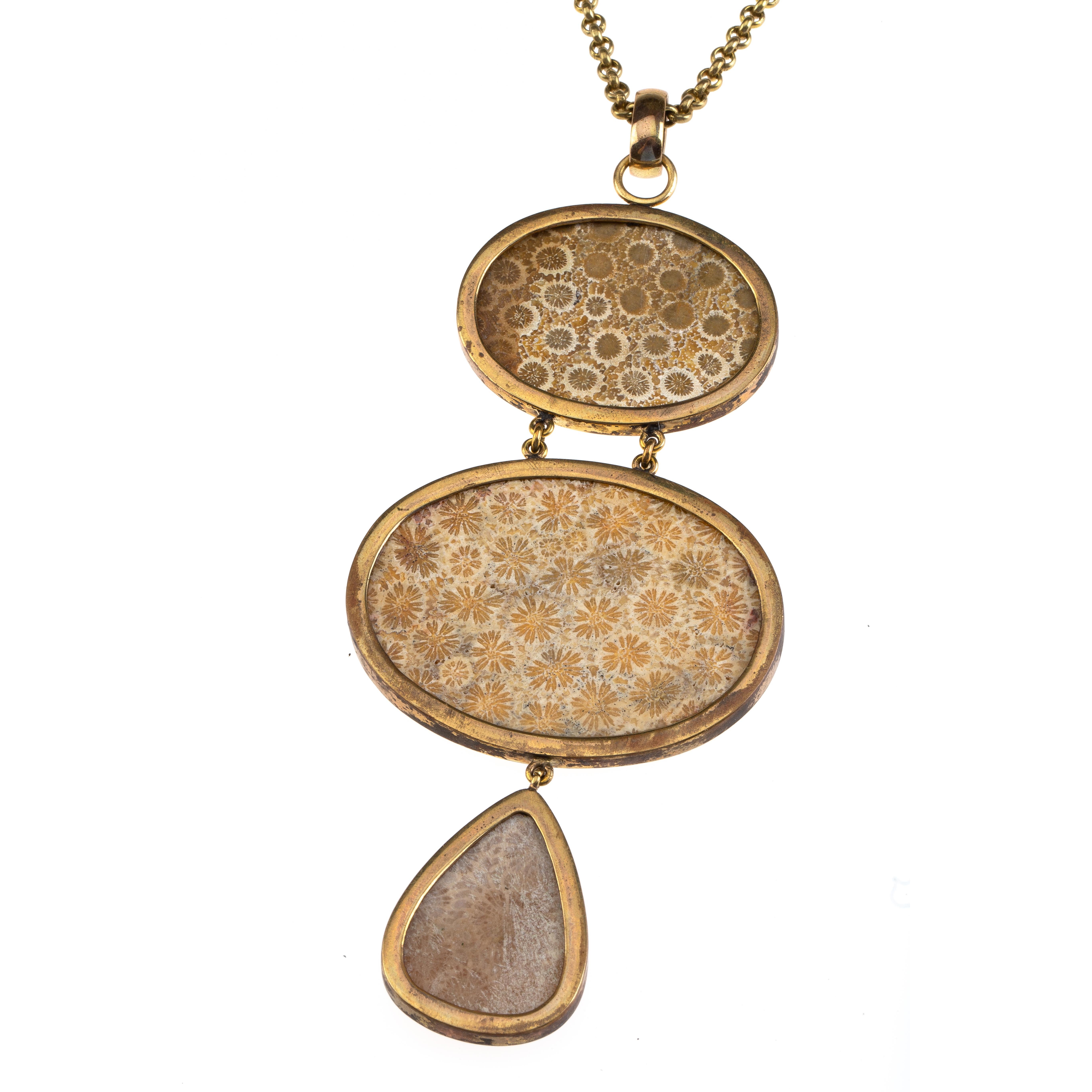 Artigiano collana con ciondolo in bronzo e madrepore di corallo. in vendita