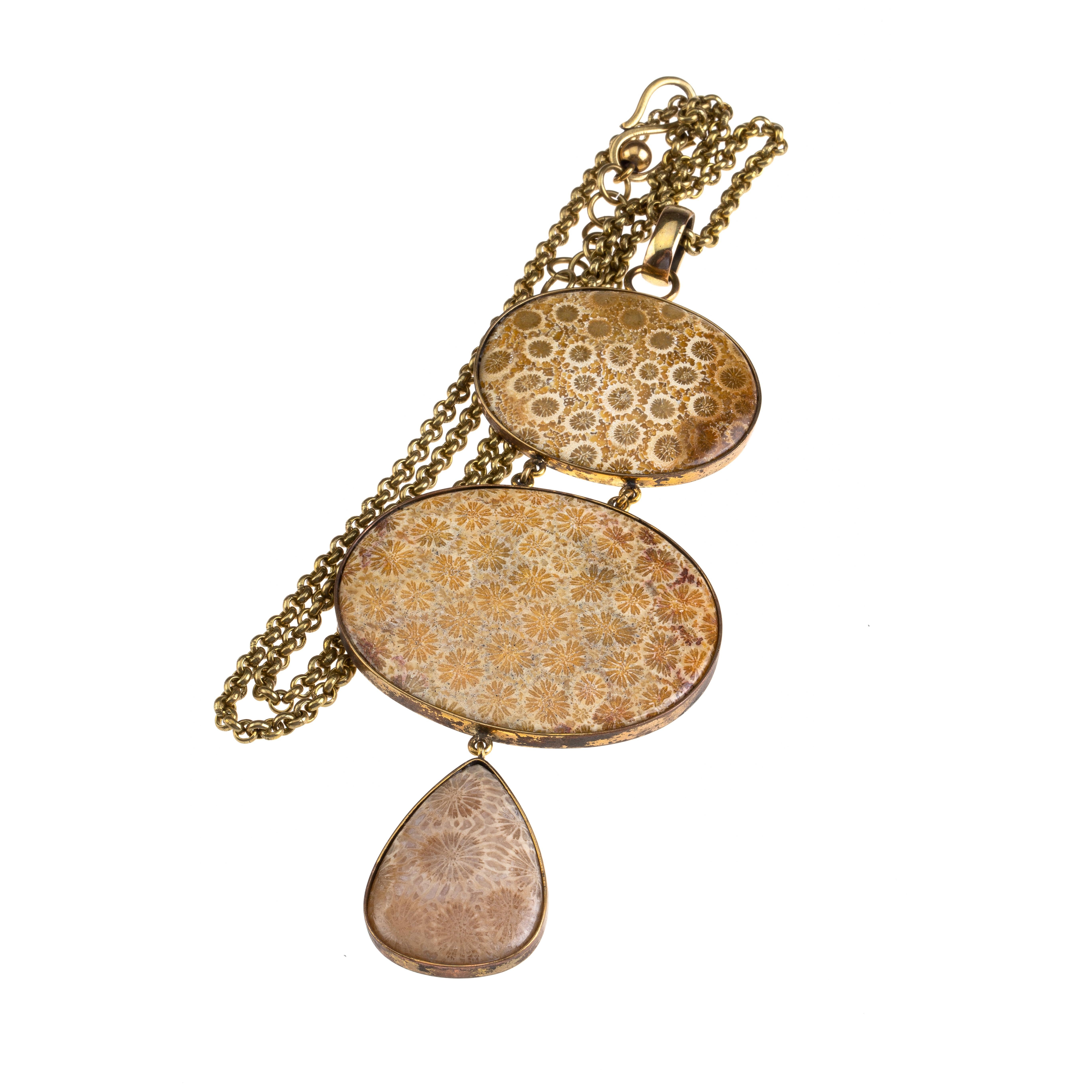 Cushion Cut collana con ciondolo in bronzo e madrepore di corallo. in vendita