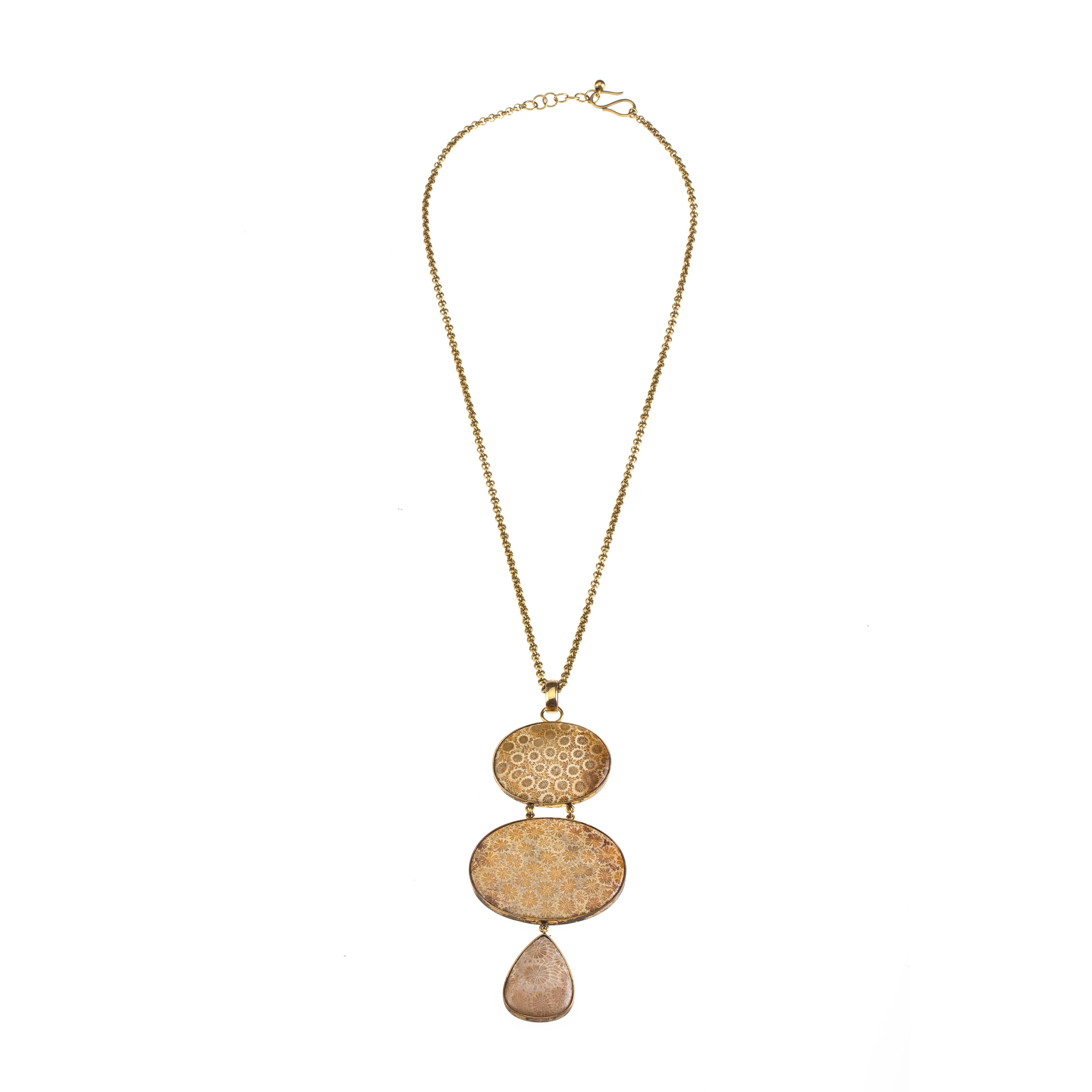 collana con ciondolo in bronzo e madrepore di corallo. In condizioni Nuovo in vendita a Milan, IT