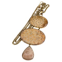 collier avec pendentif en bronze et nacre corallienne.