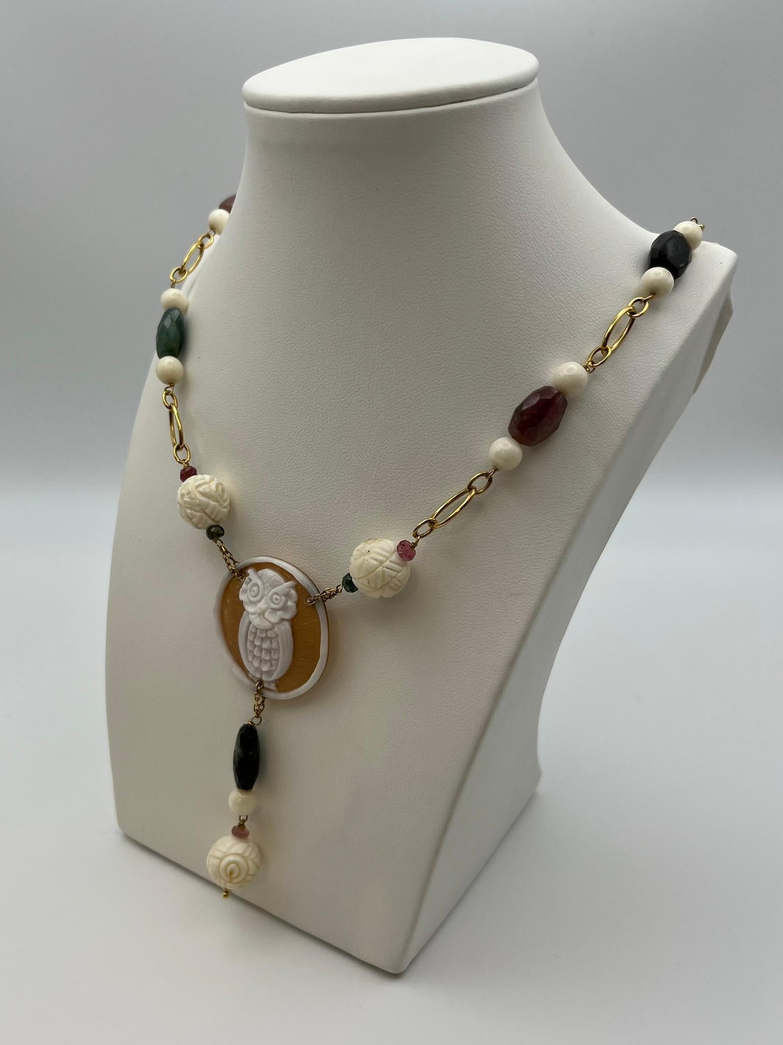 Affascinante collana lavorata artigianalmente con pendente in cameo raffigurante una civetta intagliato a mano di 3 cm di diametro. E' composta da agate rotonde intagliate a mano o lisce e mix tormaline verdi e rosa, montate su una catena di oro