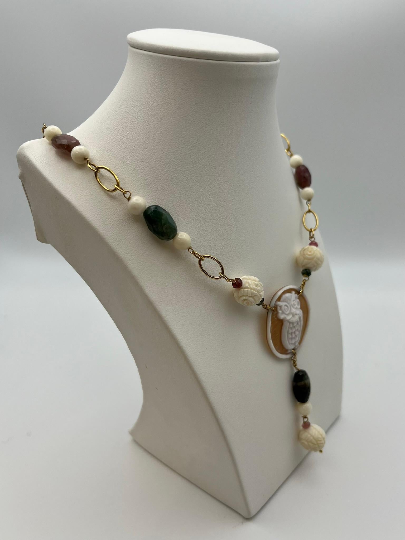 Esagono Collana con ciondolo in cameo Civetta con tormaline e agate montata in oro 18 kt in vendita