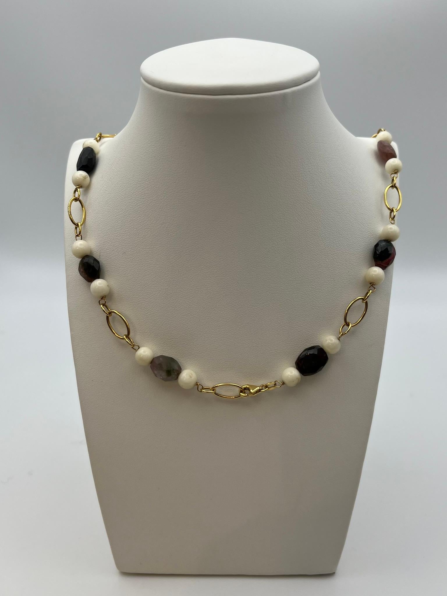 Collana con ciondolo in cameo Civetta con tormaline e agate montata in oro 18 kt In condizioni Nuovo in vendita a Abano Terme, IT