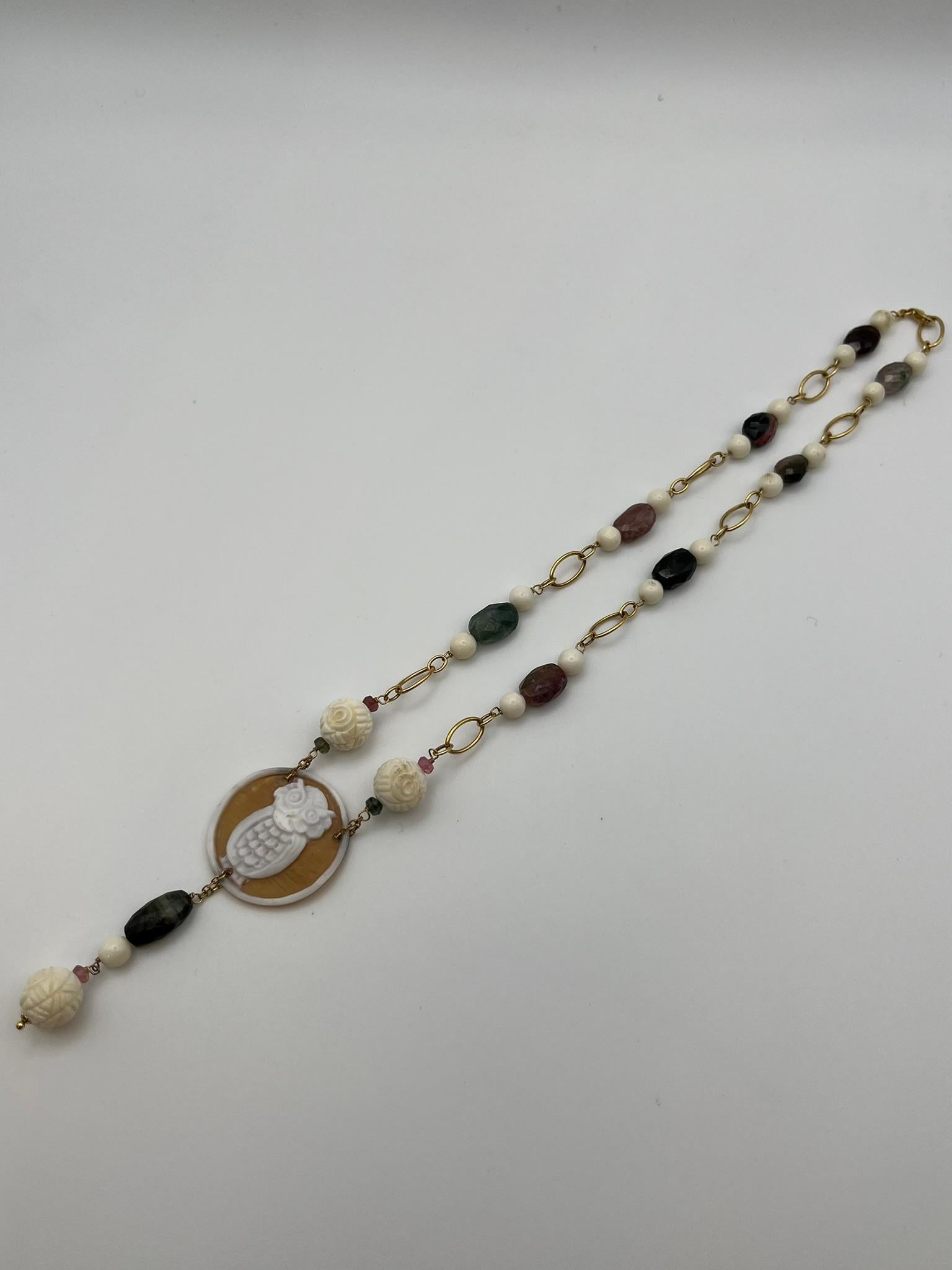 Donna Collana con ciondolo in cameo Civetta con tormaline e agate montata in oro 18 kt in vendita