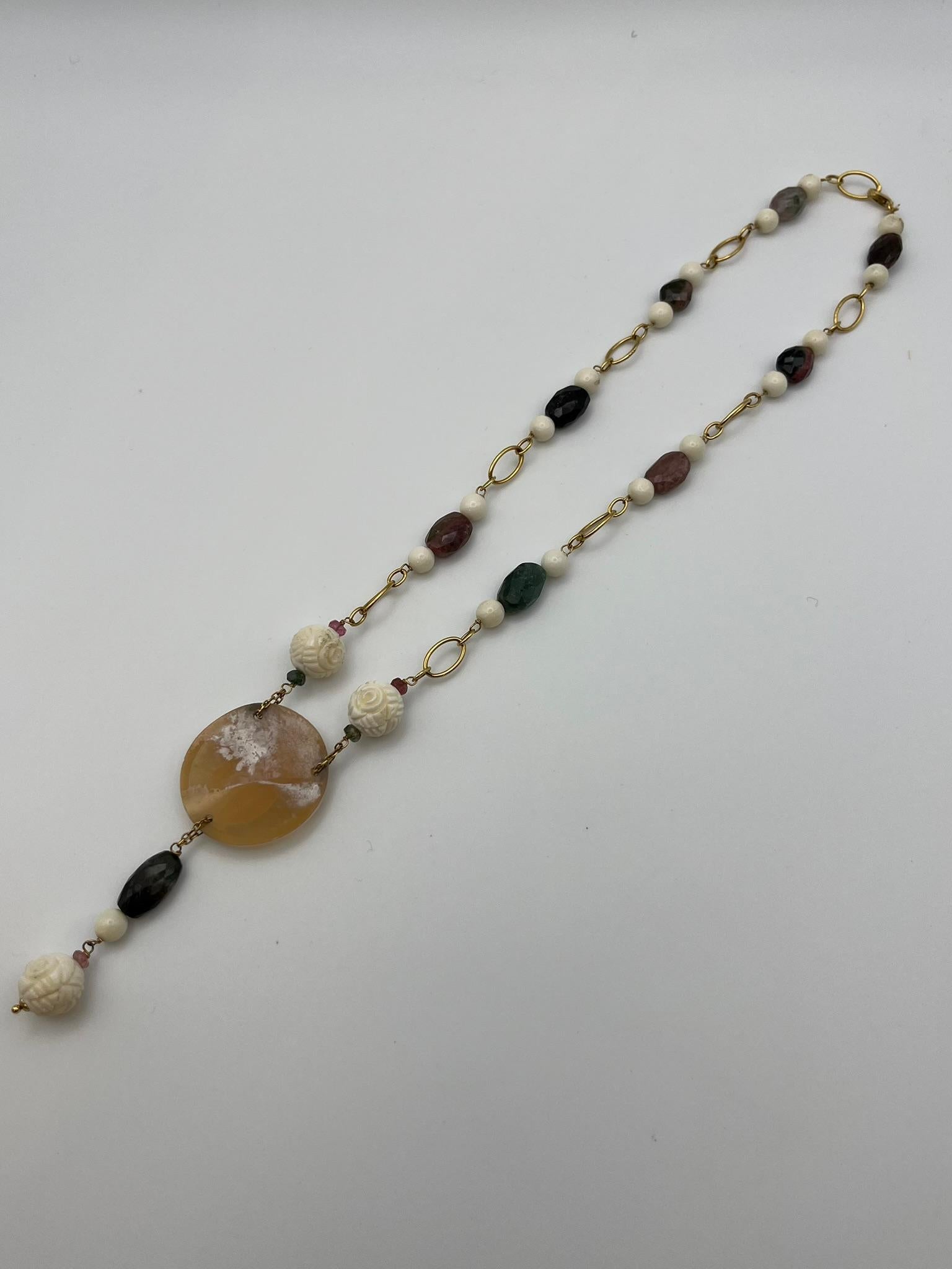 Collana con ciondolo in cameo Civetta con tormaline e agate montata in oro 18 kt in vendita 1
