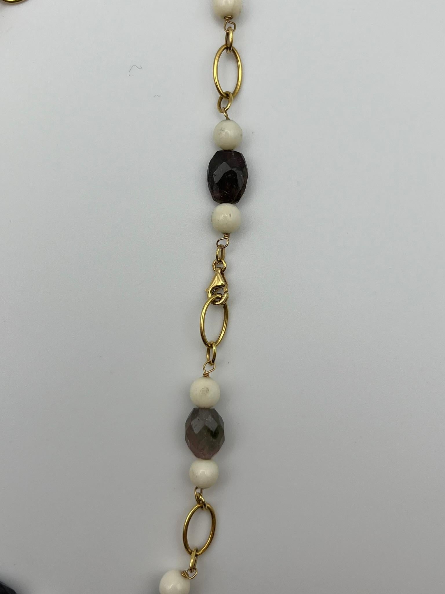 Collana con ciondolo in cameo Civetta con tormaline e agate montata in oro 18 kt in vendita 3