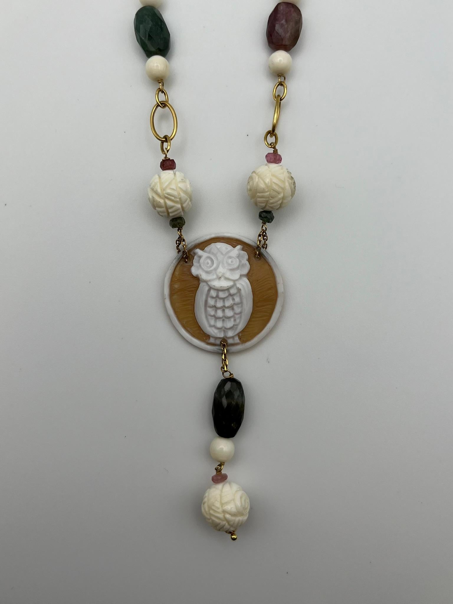 Collana con ciondolo in cameo Civetta con tormaline e agate montata in oro 18 kt in vendita 4
