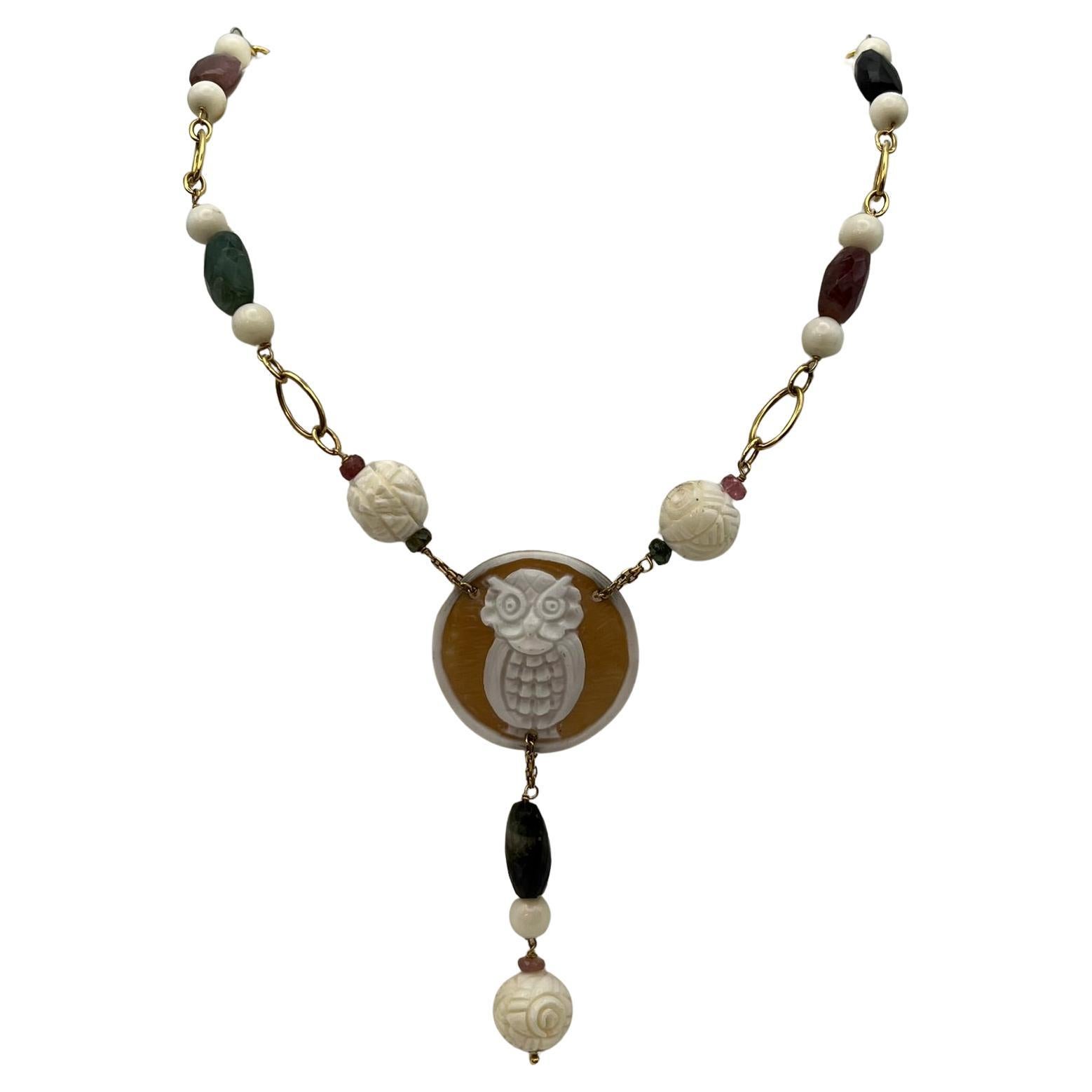 Collana con ciondolo in cameo Civetta con tormaline e agate montata in oro 18 kt in vendita
