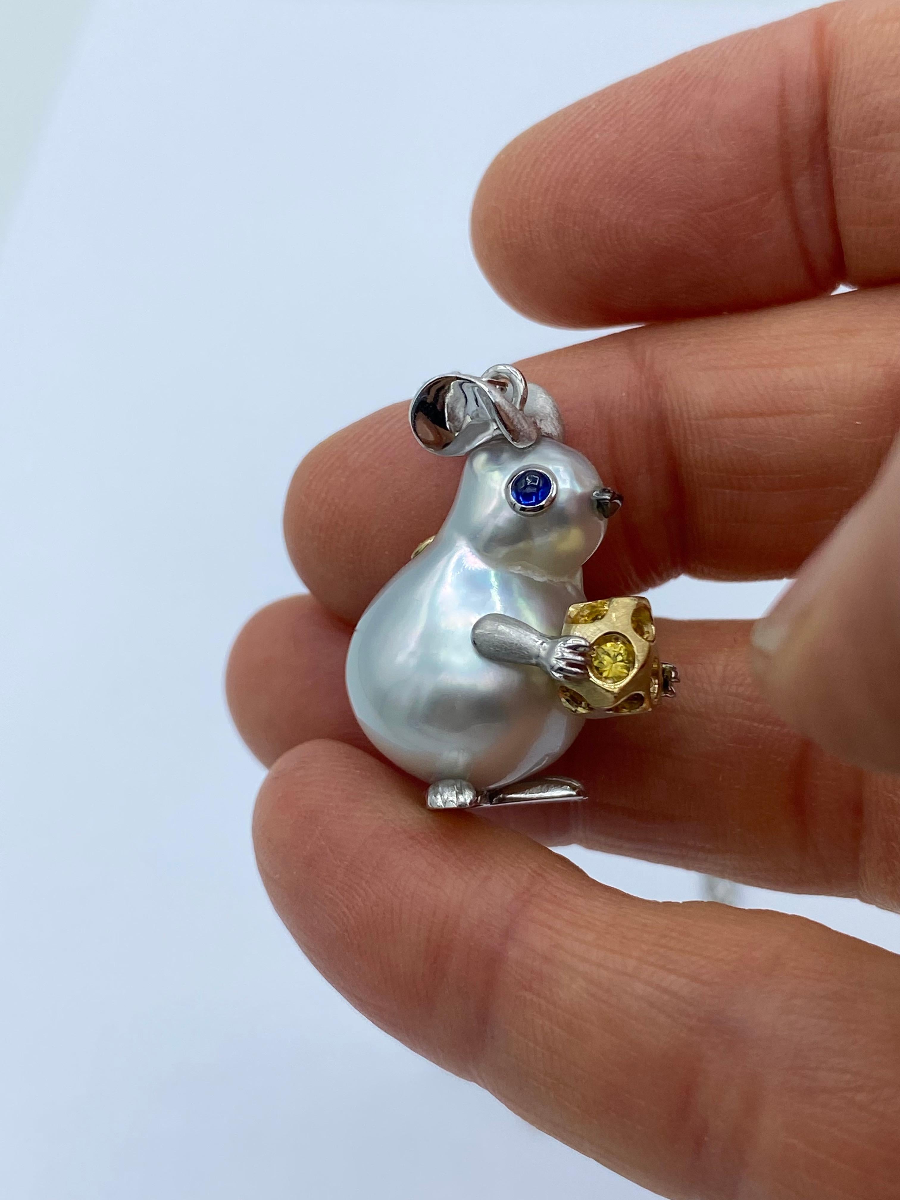 Artigiano Collana con ciondolo topolino in oro 18Kt perla Australiana e zaffiri in vendita