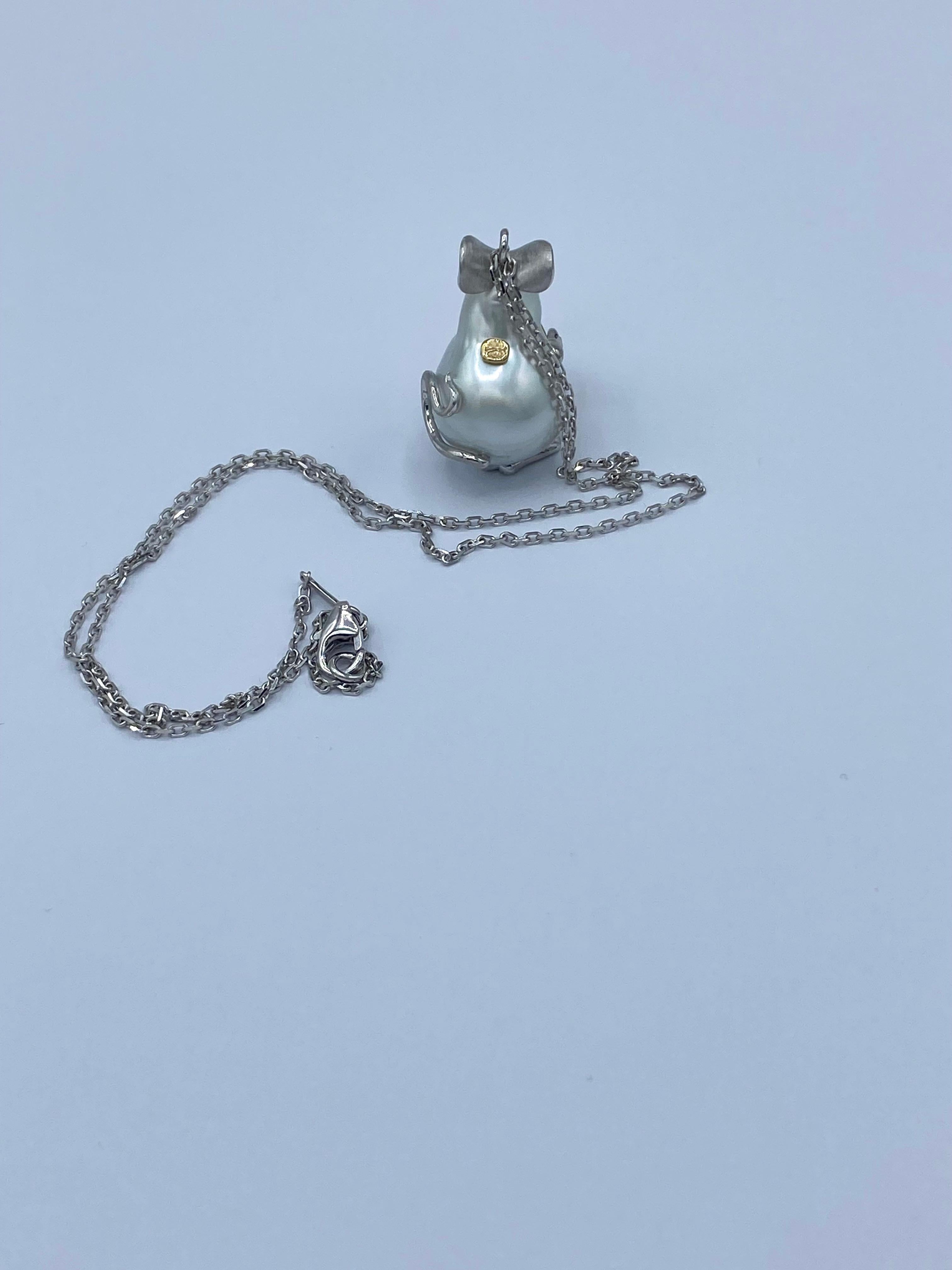 Donna Collana con ciondolo topolino in oro 18Kt perla Australiana e zaffiri in vendita