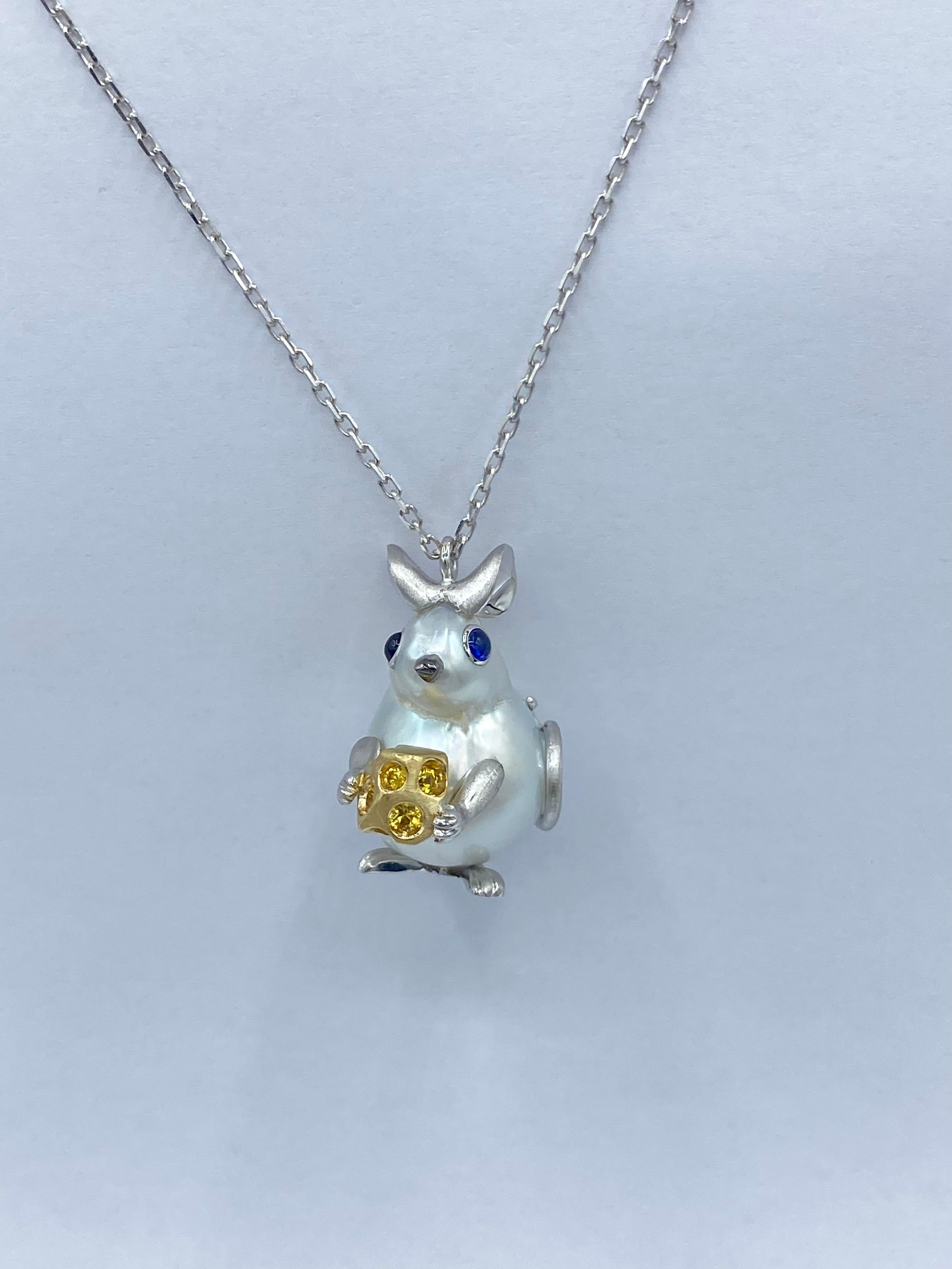 Collana con ciondolo topolino in oro 18Kt perla Australiana e zaffiri in vendita 1